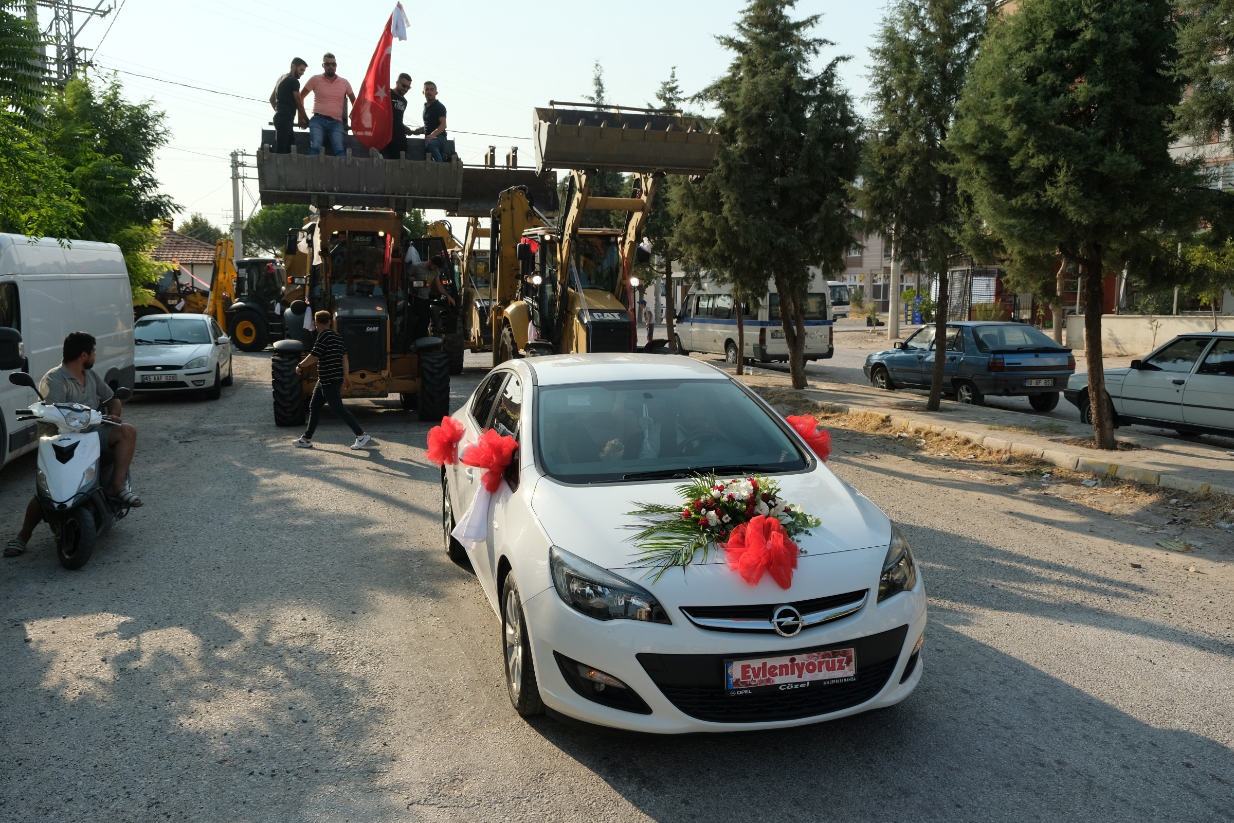 Manisa’da şaşkına çeviren düğün konvoyu