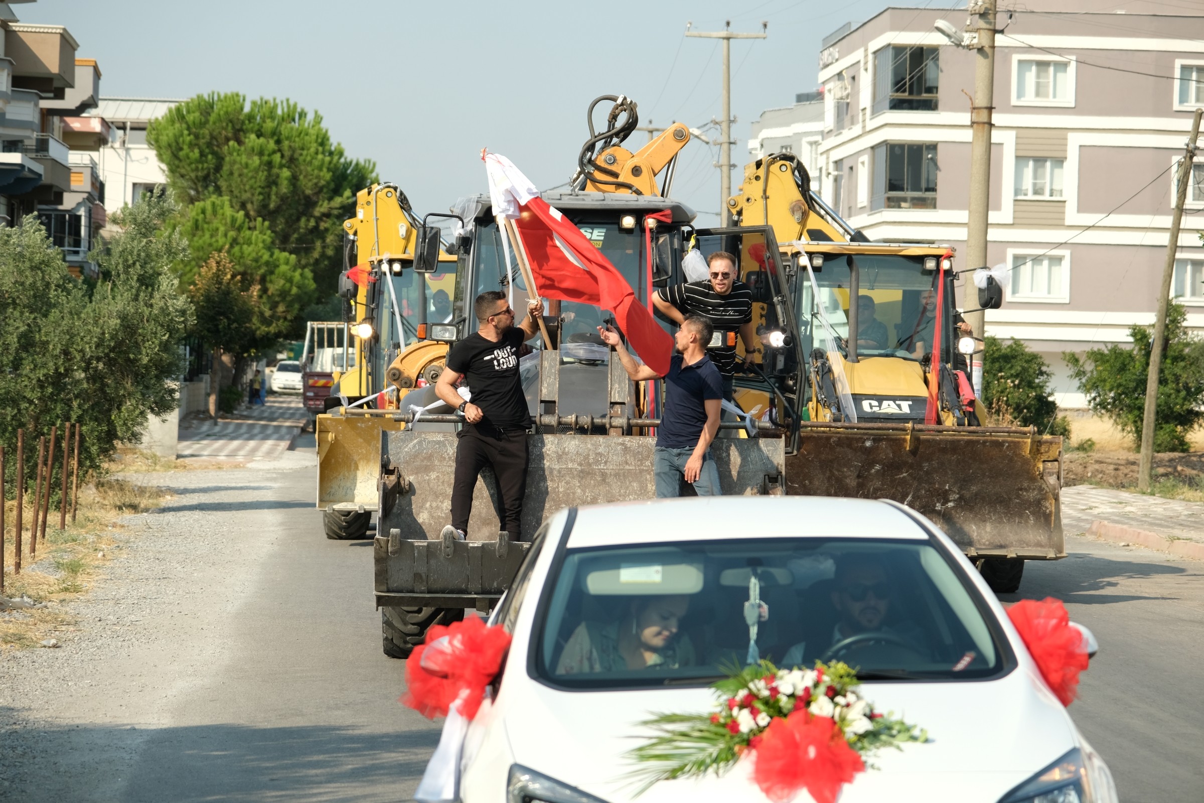 Manisa’da şaşkına çeviren düğün konvoyu