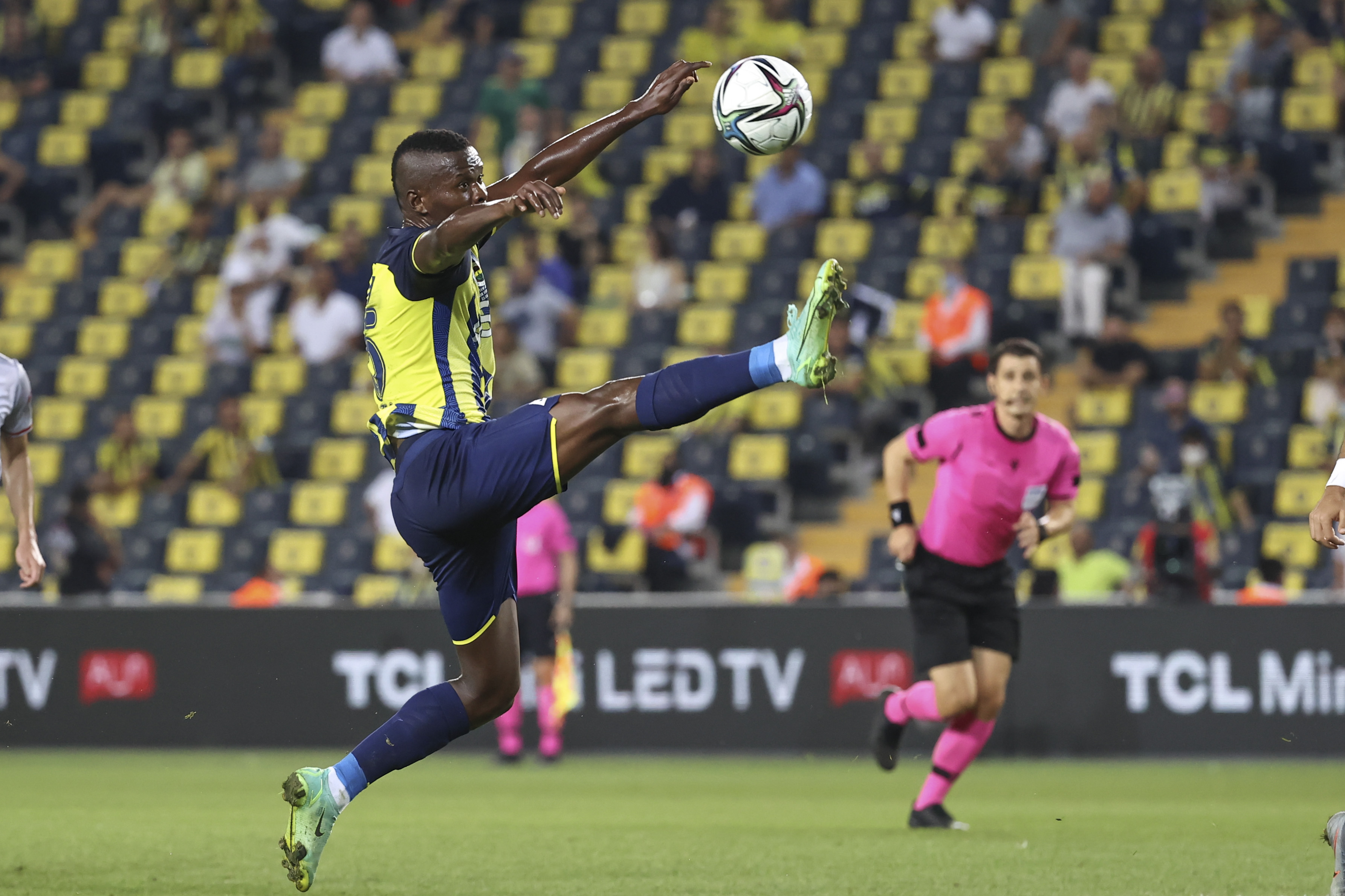 Fenerbahçe taraftarı, Mbwana Samatta'ya tepki gösterdi