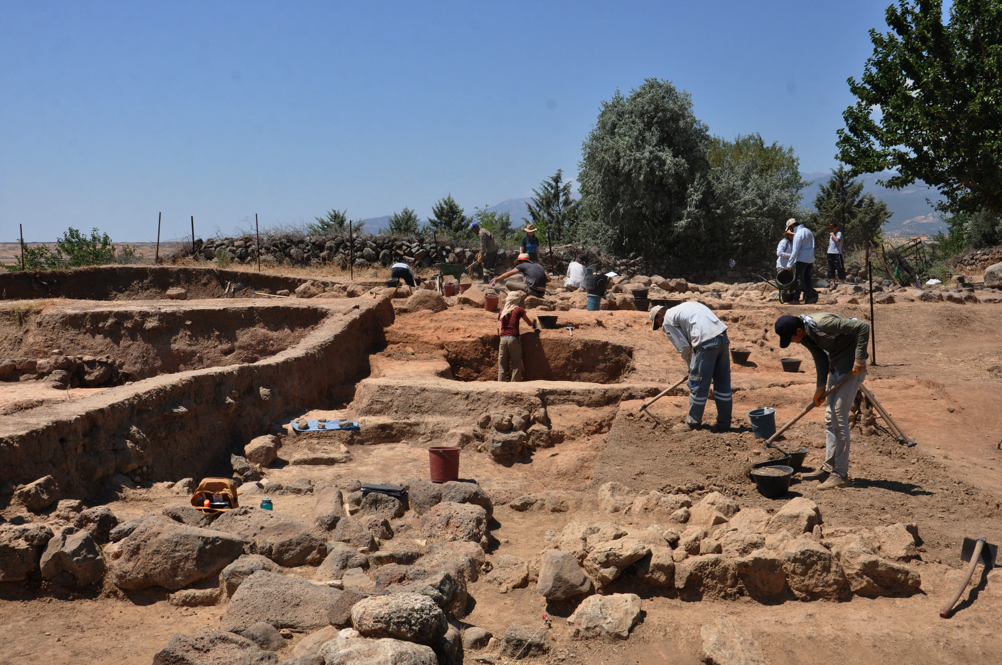 Zincirli Höyük'te, Demir ve Orta Çağ eserleri bulundu