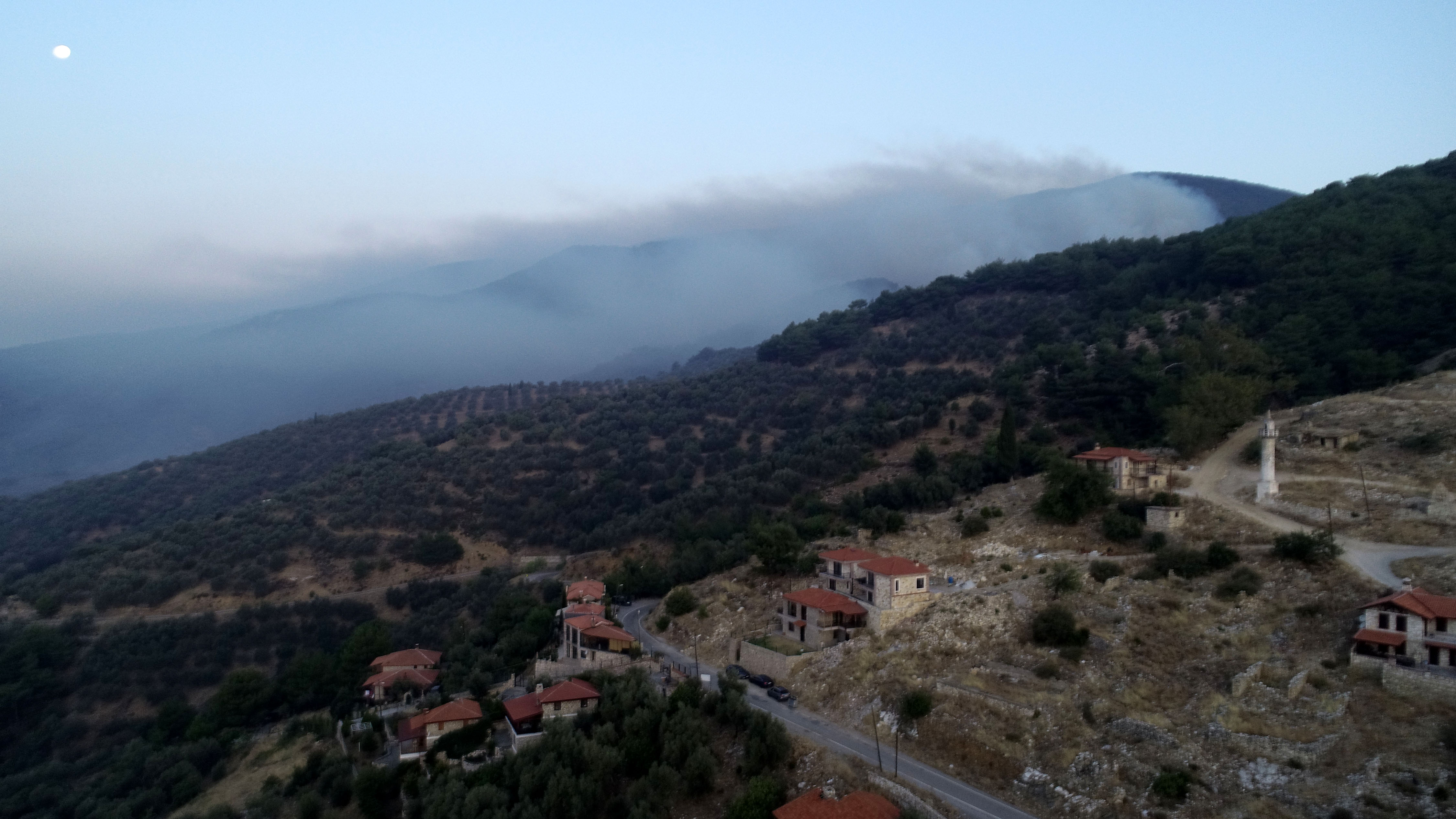 Kazdağları'ndaki yangına hava müdahalesi yeniden başladı