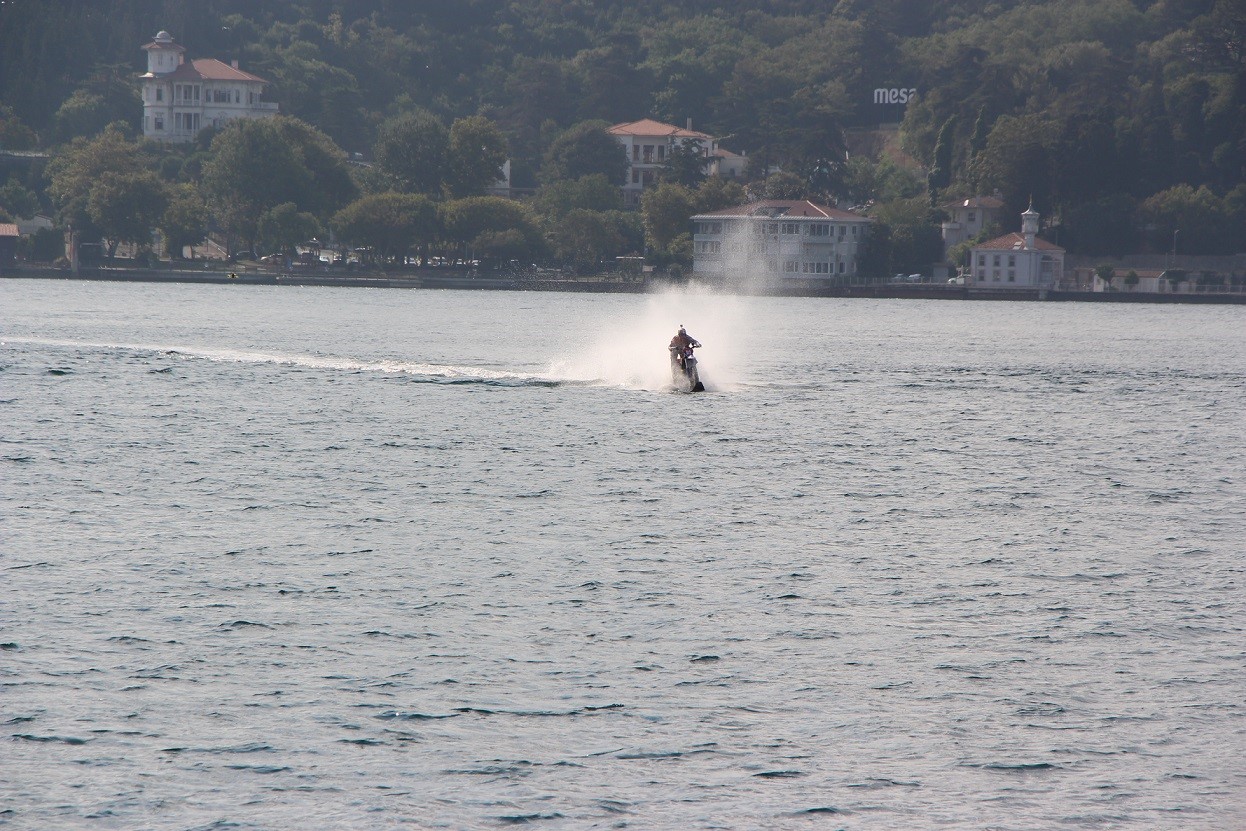 Motokros efsanesi İstanbul Boğazı'nı su üstünde geçti