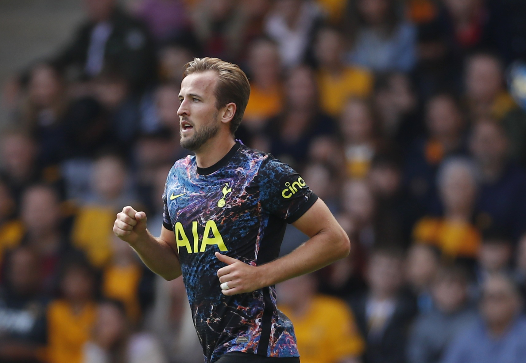 Tottenham'da forma giyen Harry Kane, bu sezon takımda kalacağını duyurdu