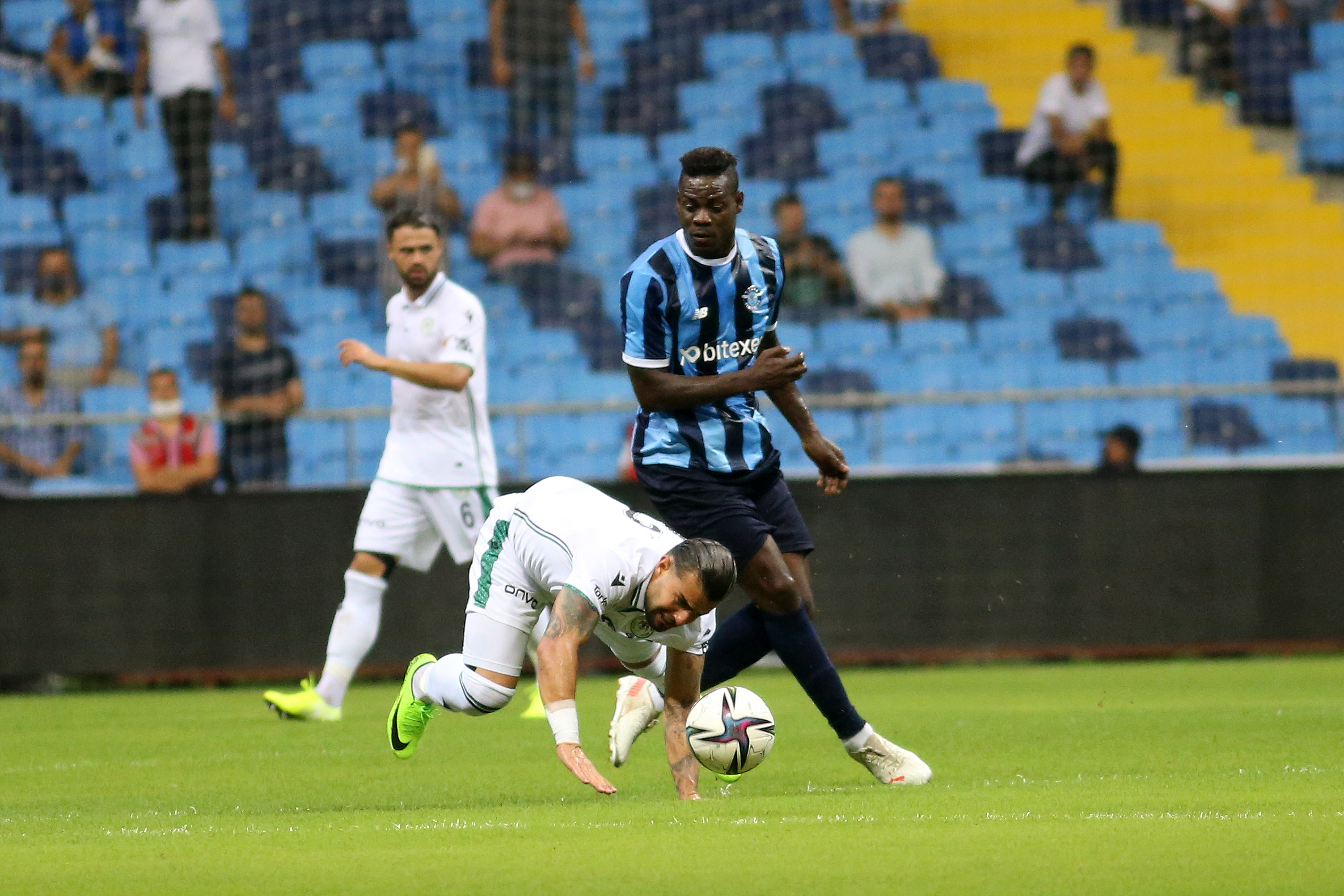 Adana Demirspor-Konyaspor maçında Balotelli oyundan alınınca büyük tepki gösterdi