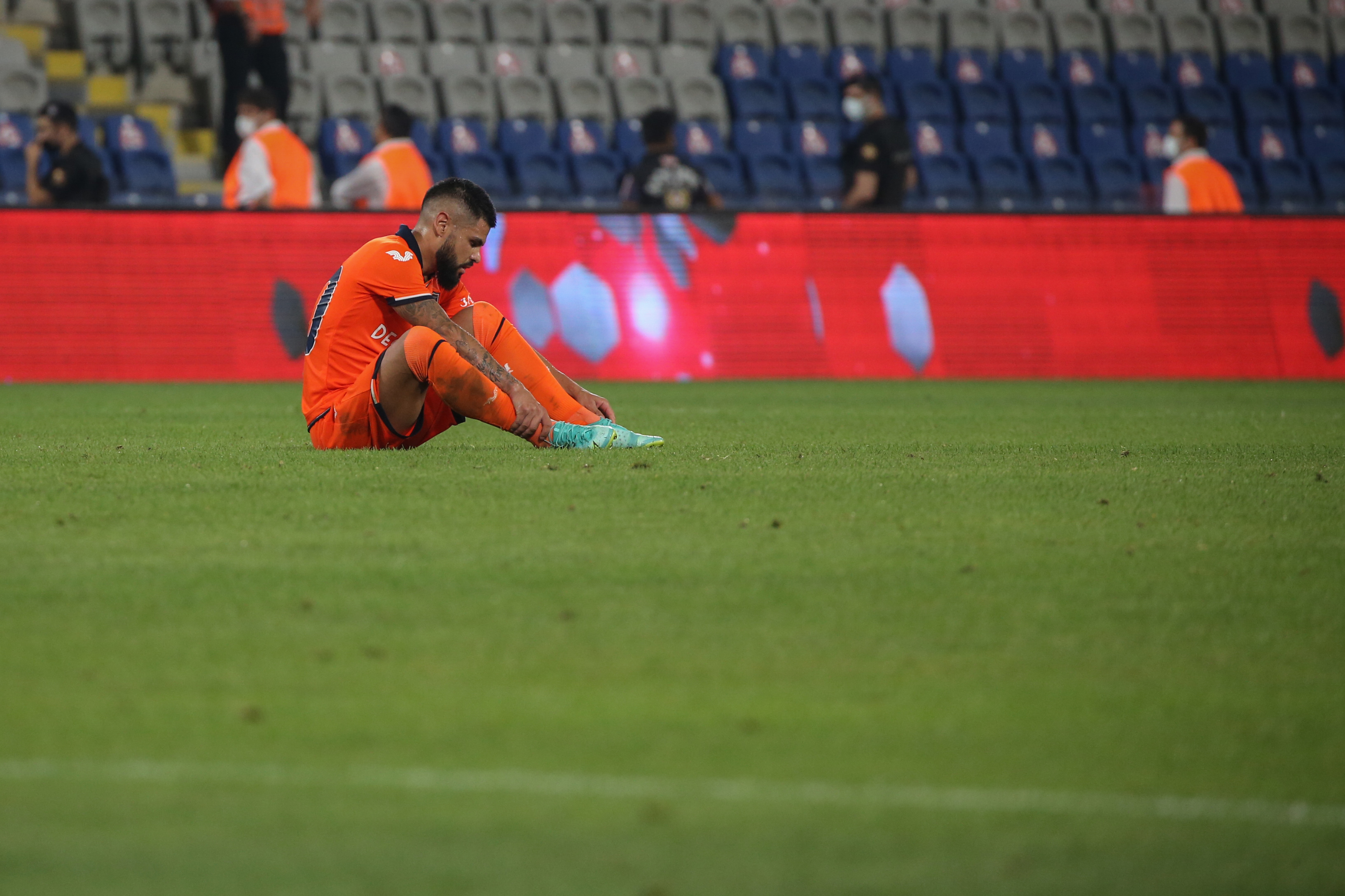 İstanbul Başakşehir taraftarları, stadın önüne Emre Belözoğlu'nun posterini astı