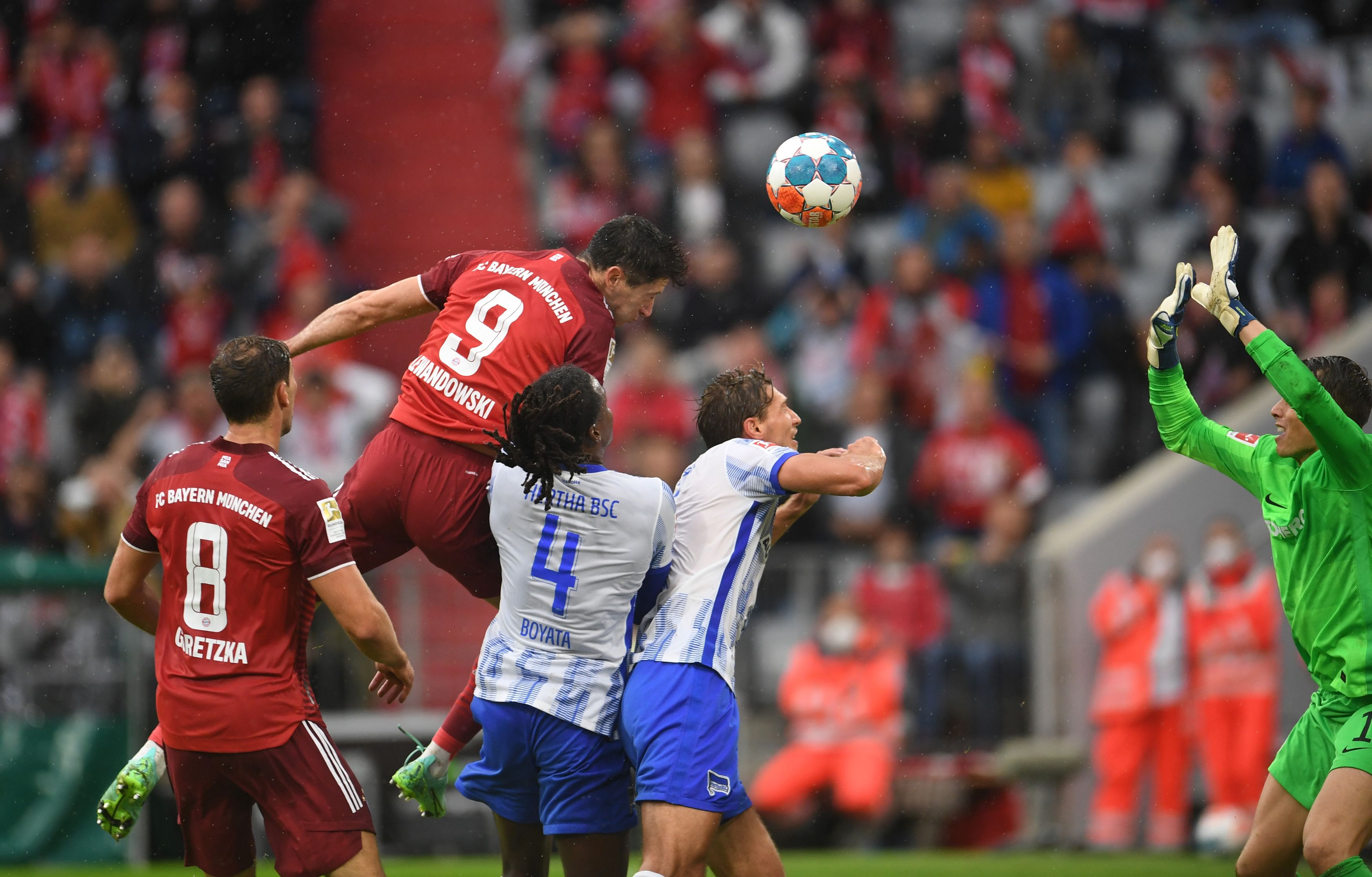 Bayern Münih kazandı, Lewandowski rekor kırdı