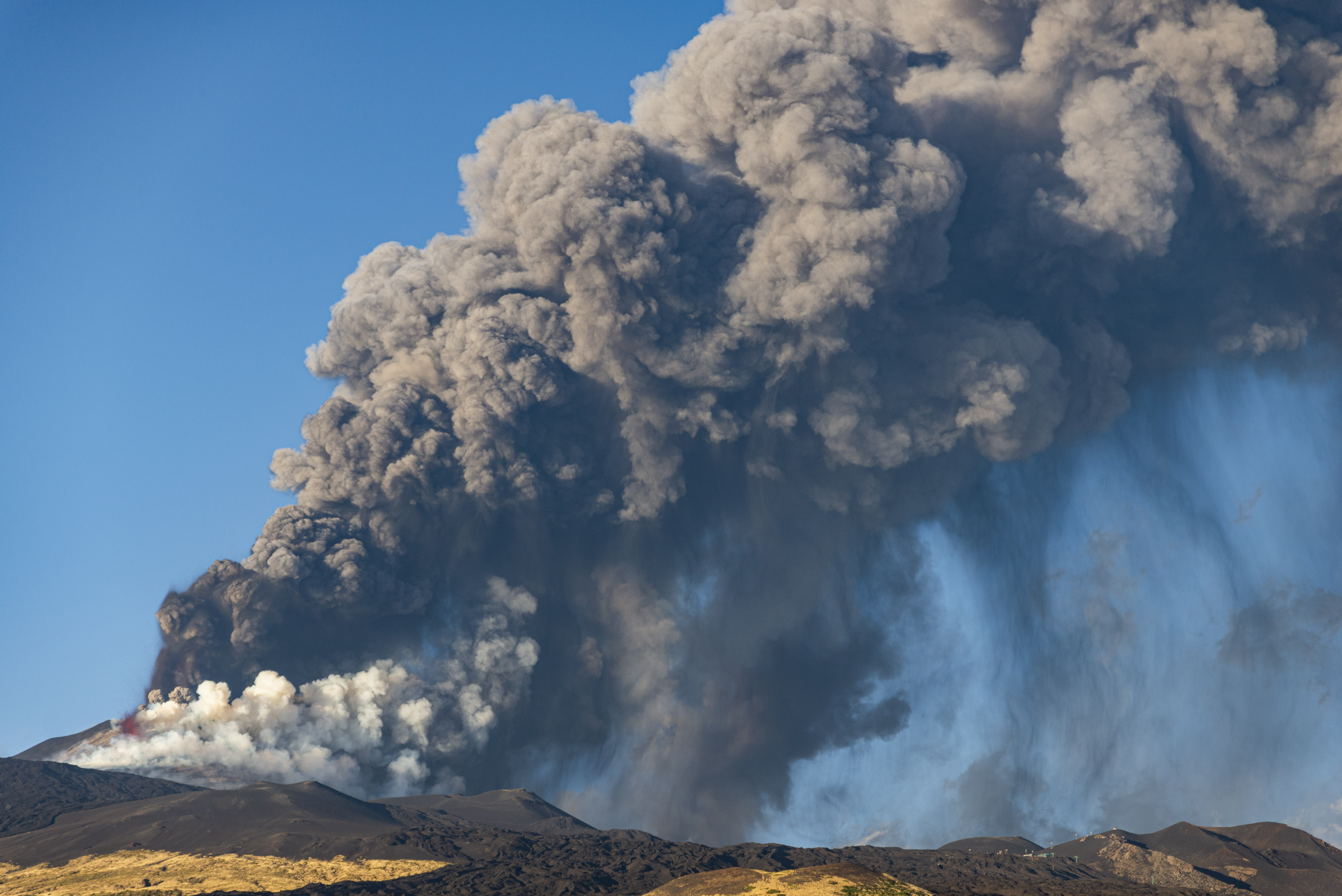 Etna Yanardağı yeniden faaliyete geçti