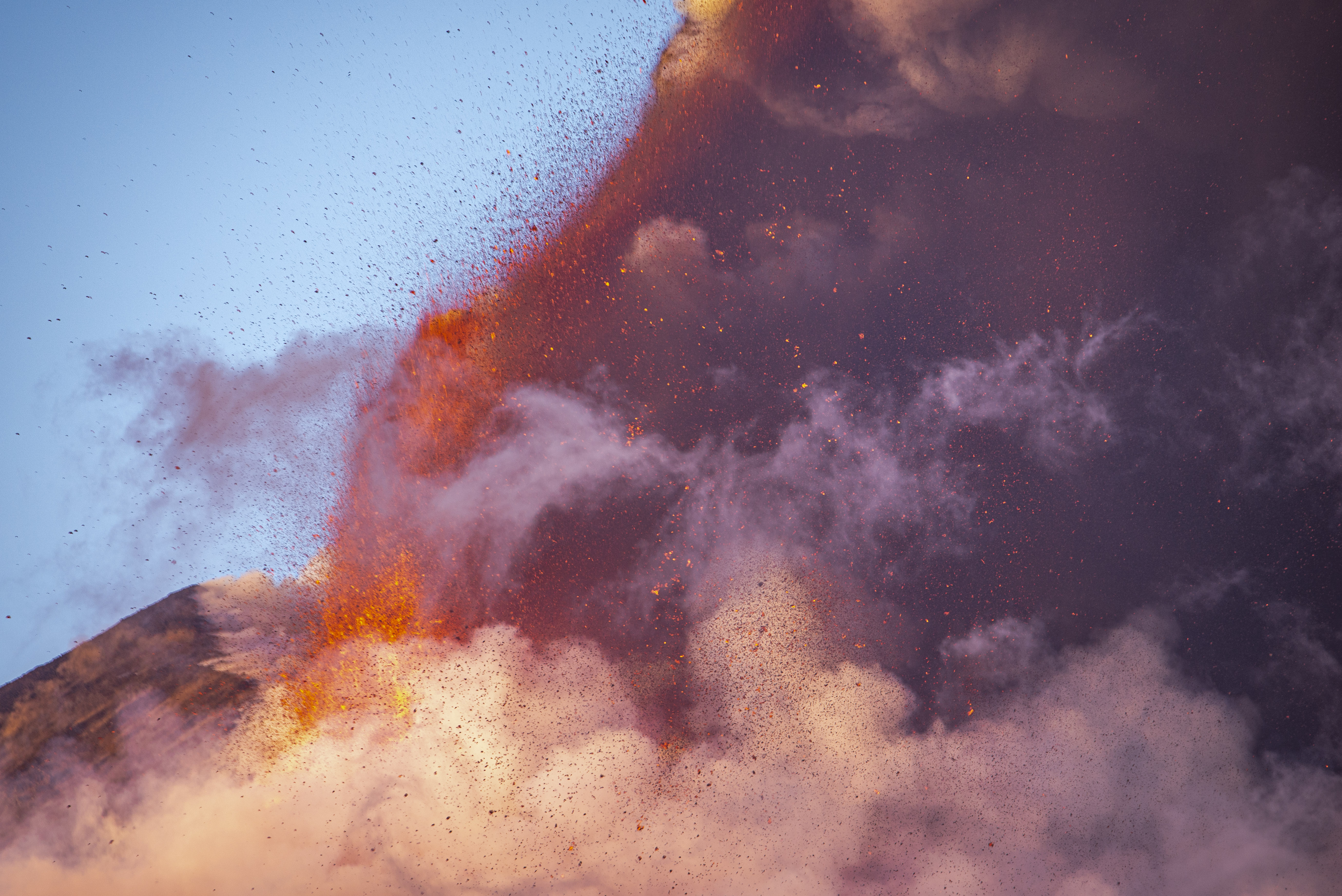 Etna Yanardağı yeniden faaliyete geçti