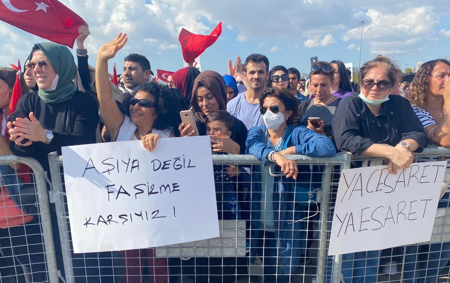 Maltepe'de aşı karşıtlarından miting