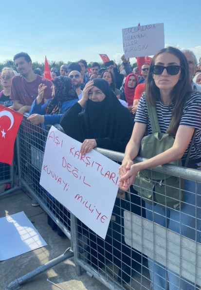 Maltepe'de aşı karşıtlarından miting