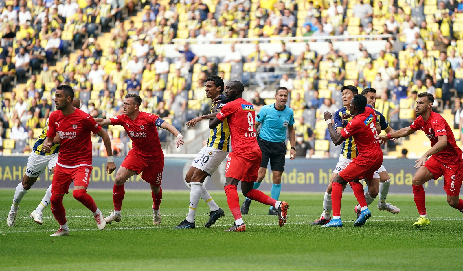 Fenerbahçe'de Tisserand, Sivasspor maçına devam edemedi