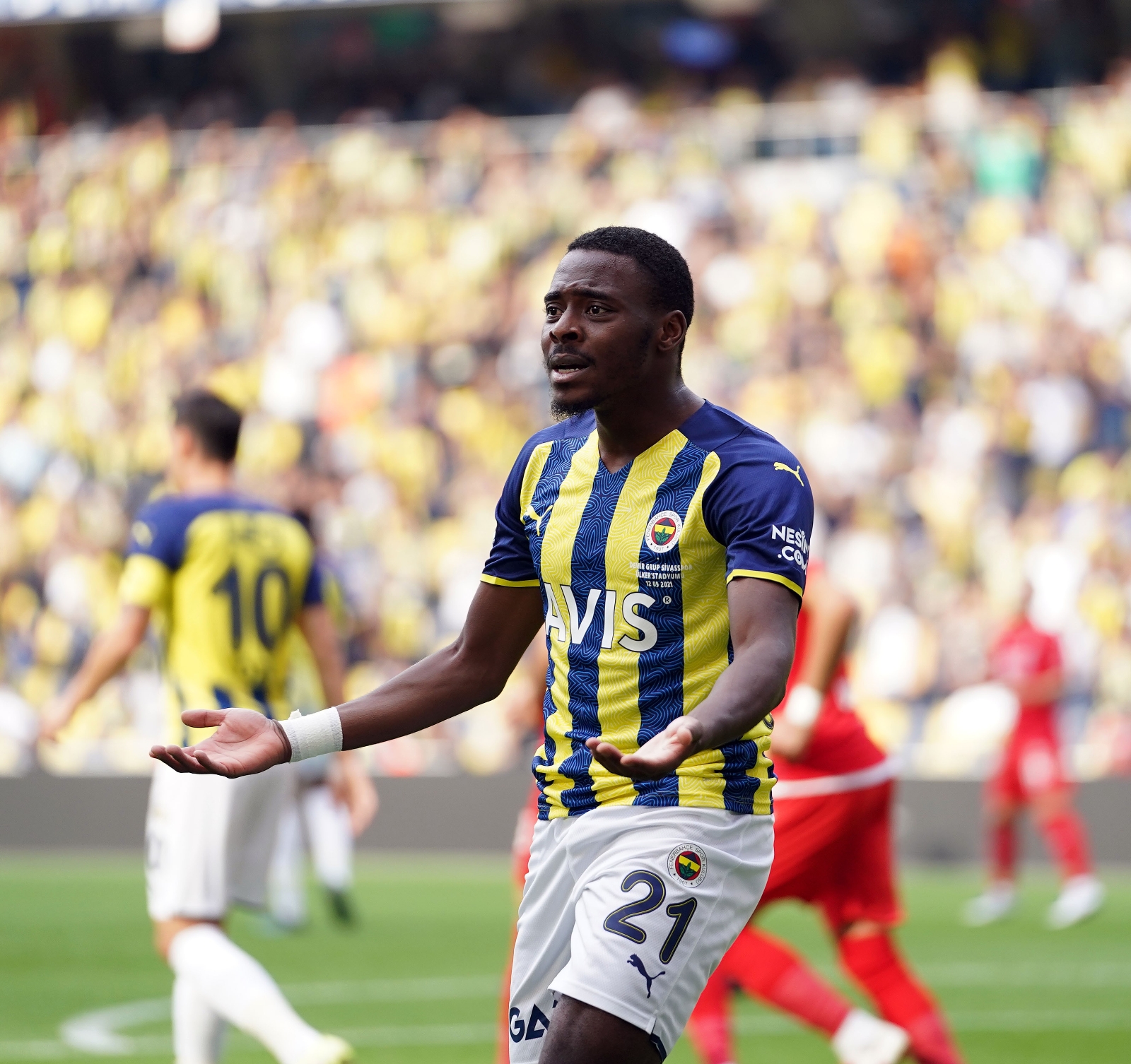 Fenerbahçe'de Tisserand, Sivasspor maçına devam edemedi