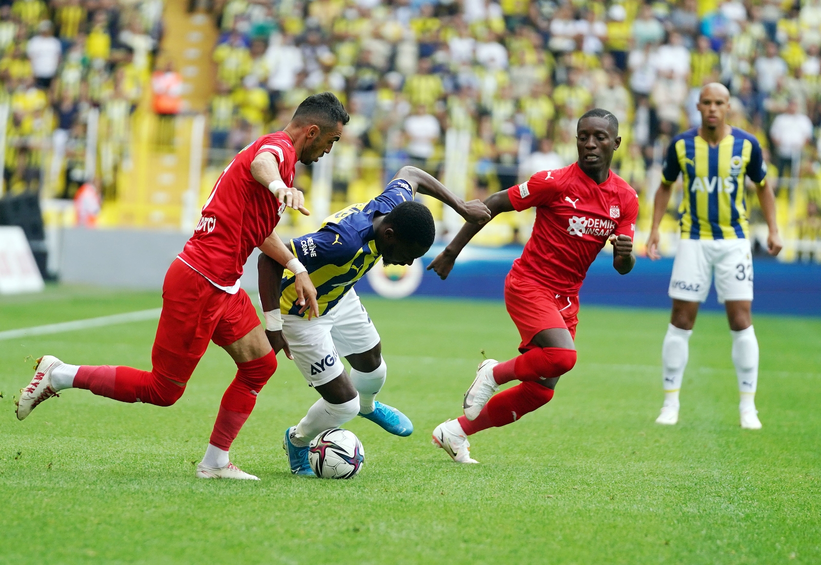 Fenerbahçe'de Tisserand, Sivasspor maçına devam edemedi