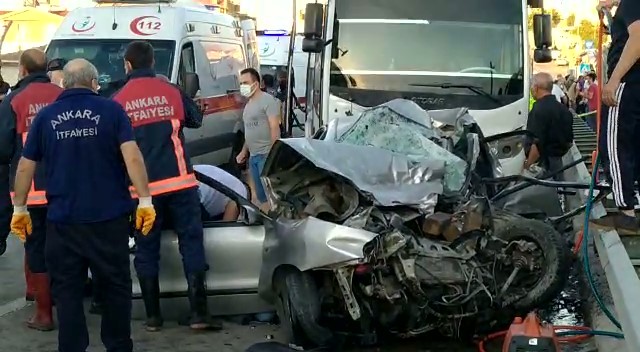 Ankara'da otomobil ile servis kafa kafaya çarpıştı