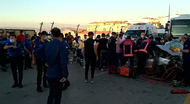 Ankara'da otomobil ile servis kafa kafaya çarpıştı