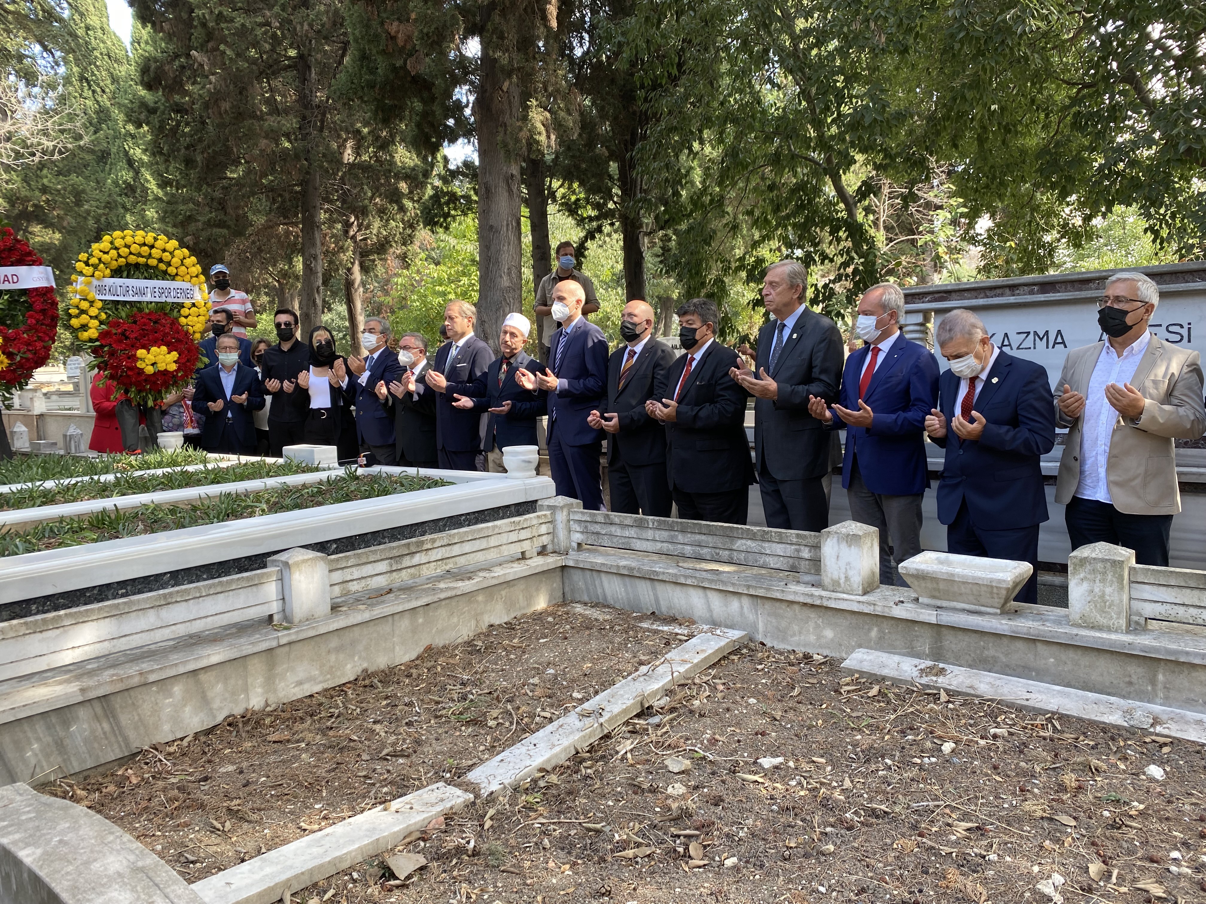 Metin Oktay, kabri başında anıldı