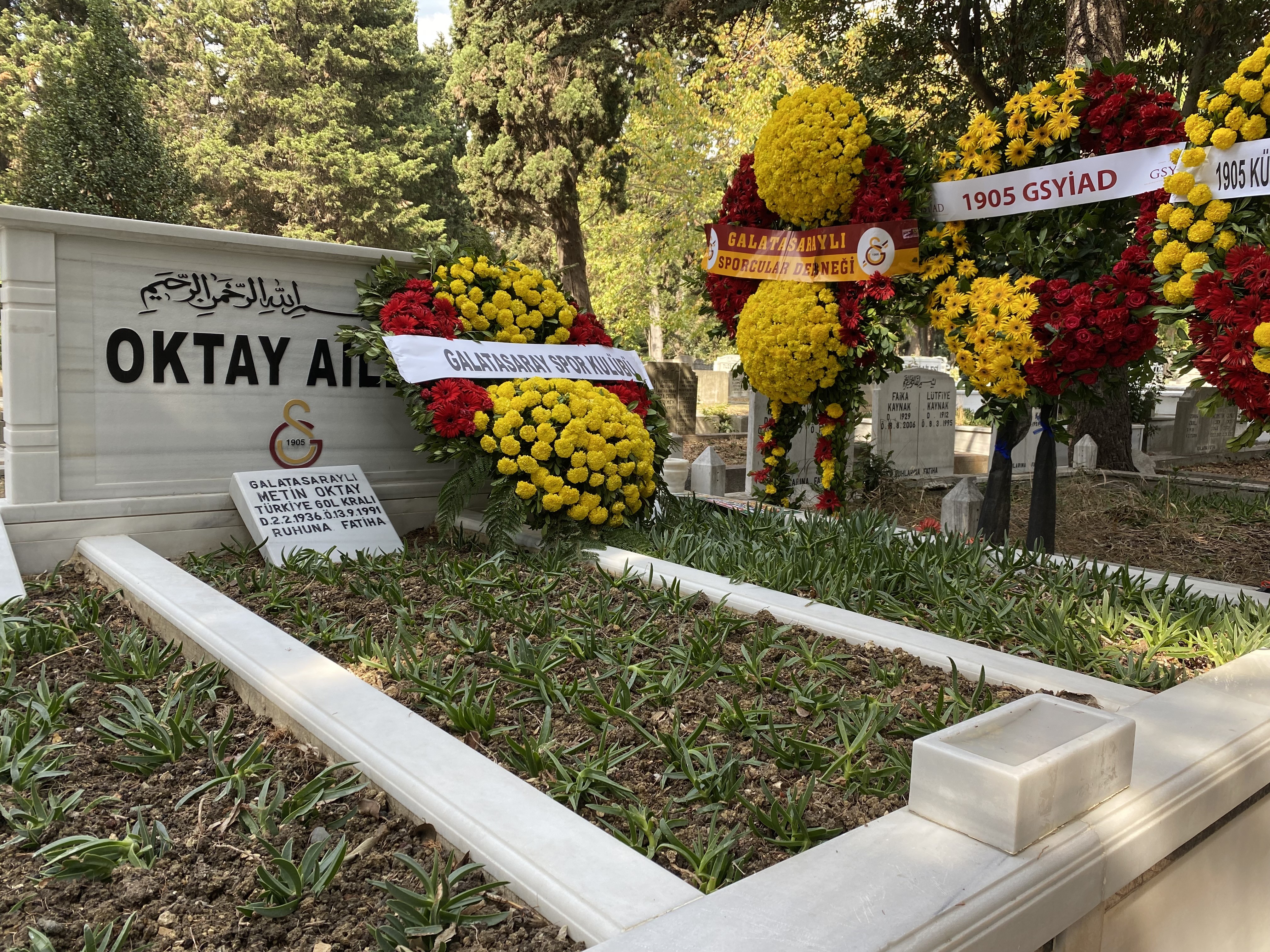 Metin Oktay, kabri başında anıldı