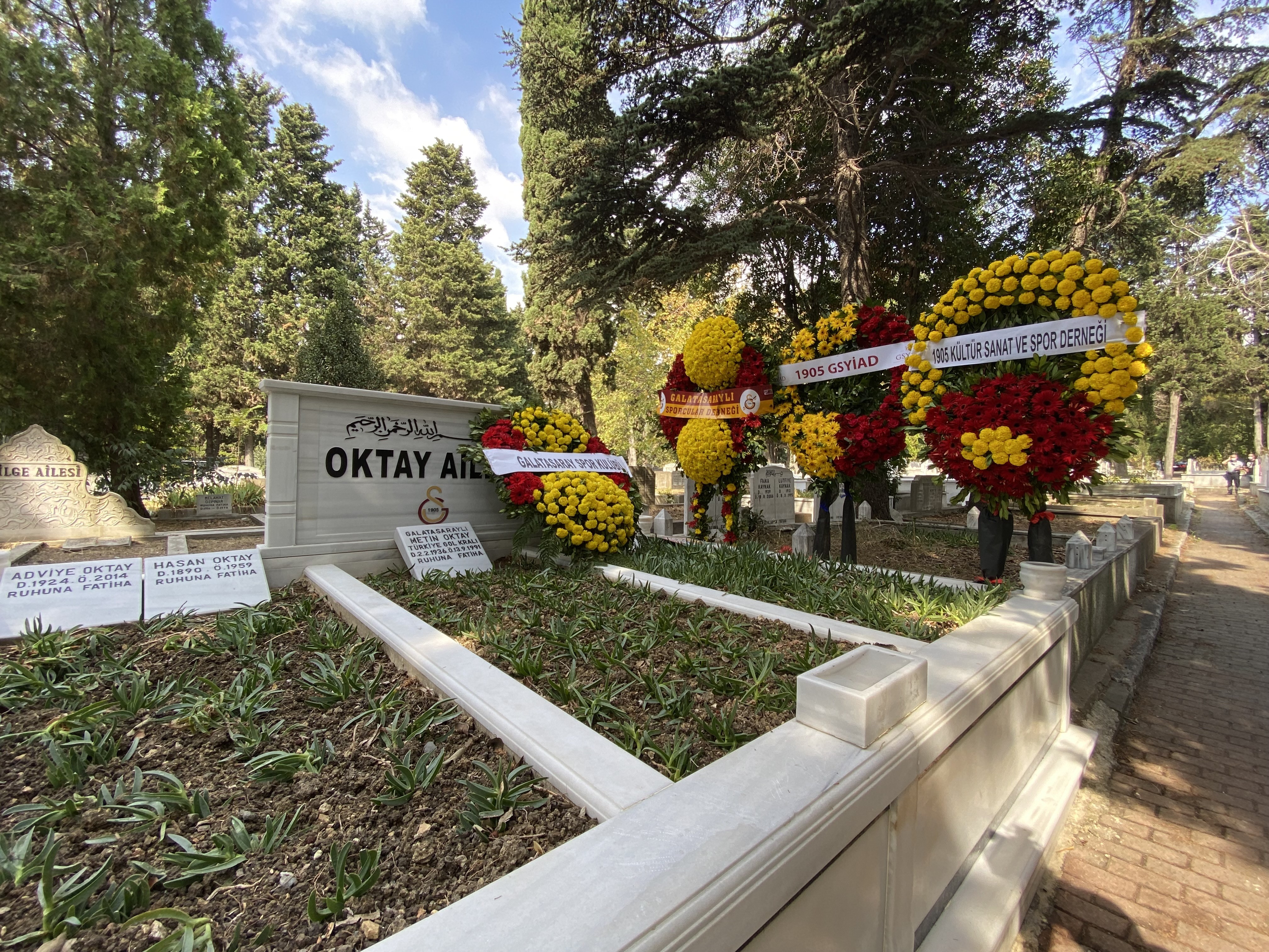 Metin Oktay, kabri başında anıldı