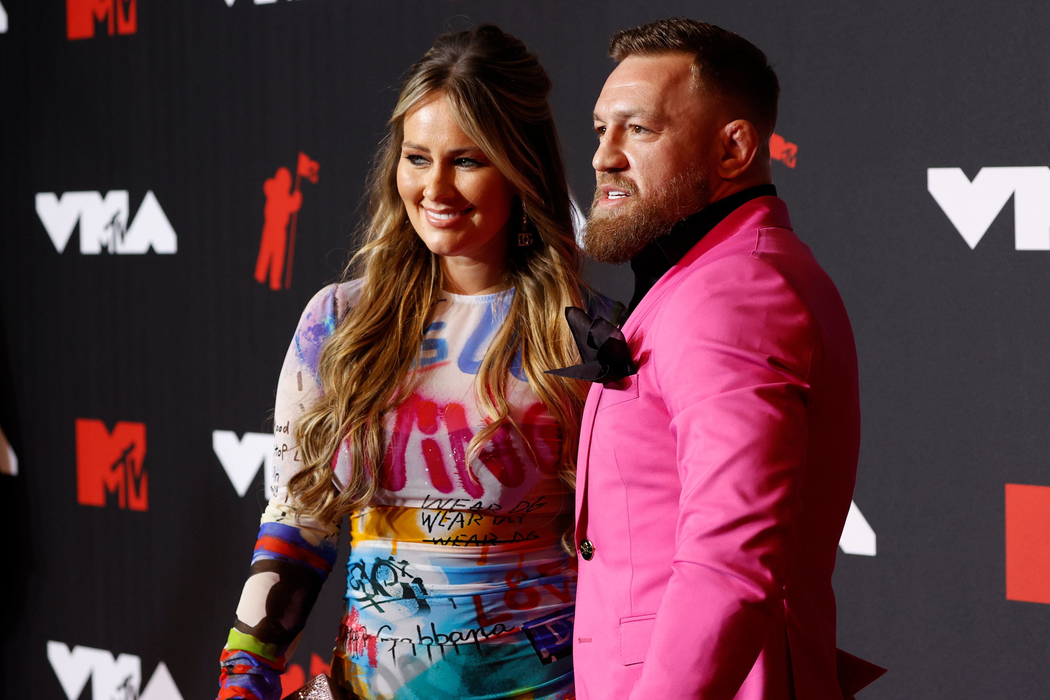 Ünlü dövüşçü Conor McGregor, ödül törenini birbirine kattı