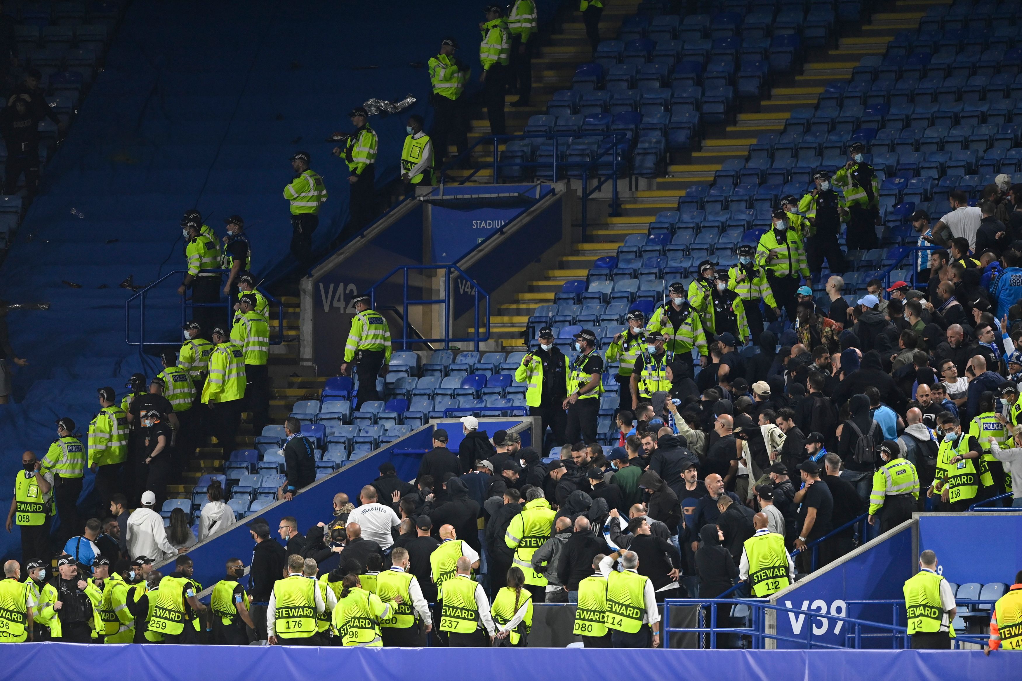 UEFA Avrupa Ligi'nde Leicester City - Napoli maçında büyük kavga