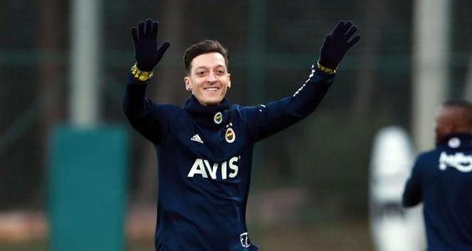 Mesut Özil seçimlerde hangi partiye oy vereceğini açıkladı