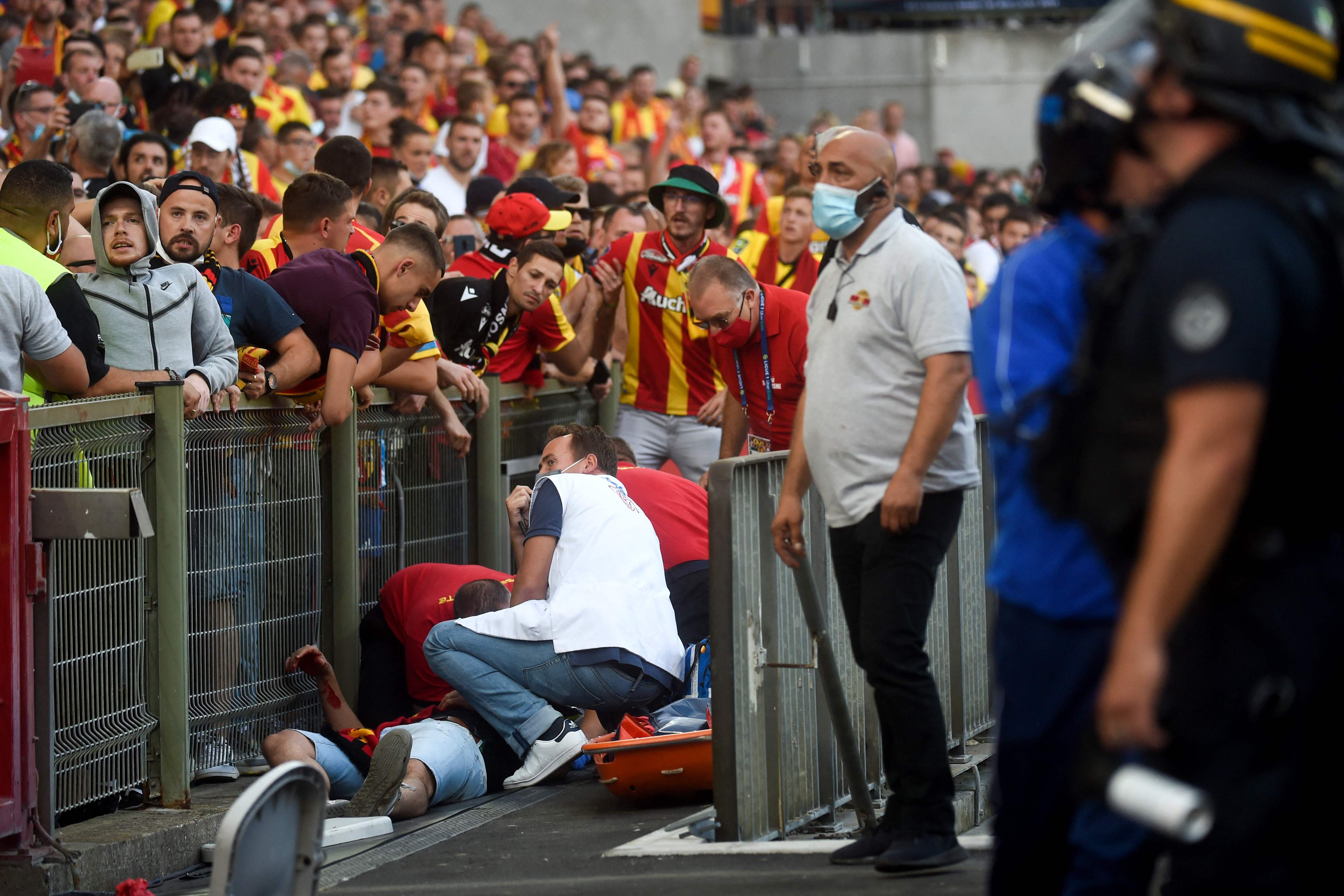 Fransa Ligue 1'de Lens - Lille derbisinde taraftar sahaya indi