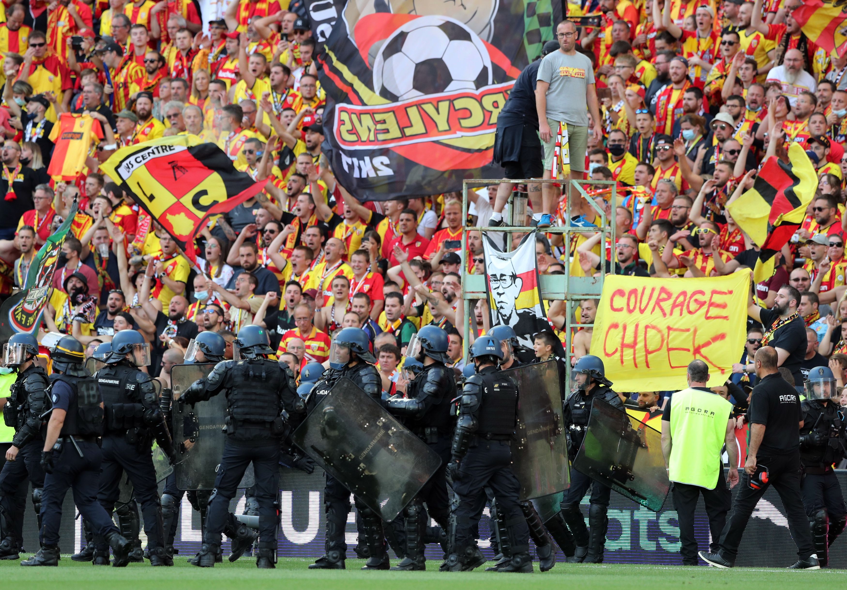 Fransa Ligue 1'de Lens - Lille derbisinde taraftar sahaya indi