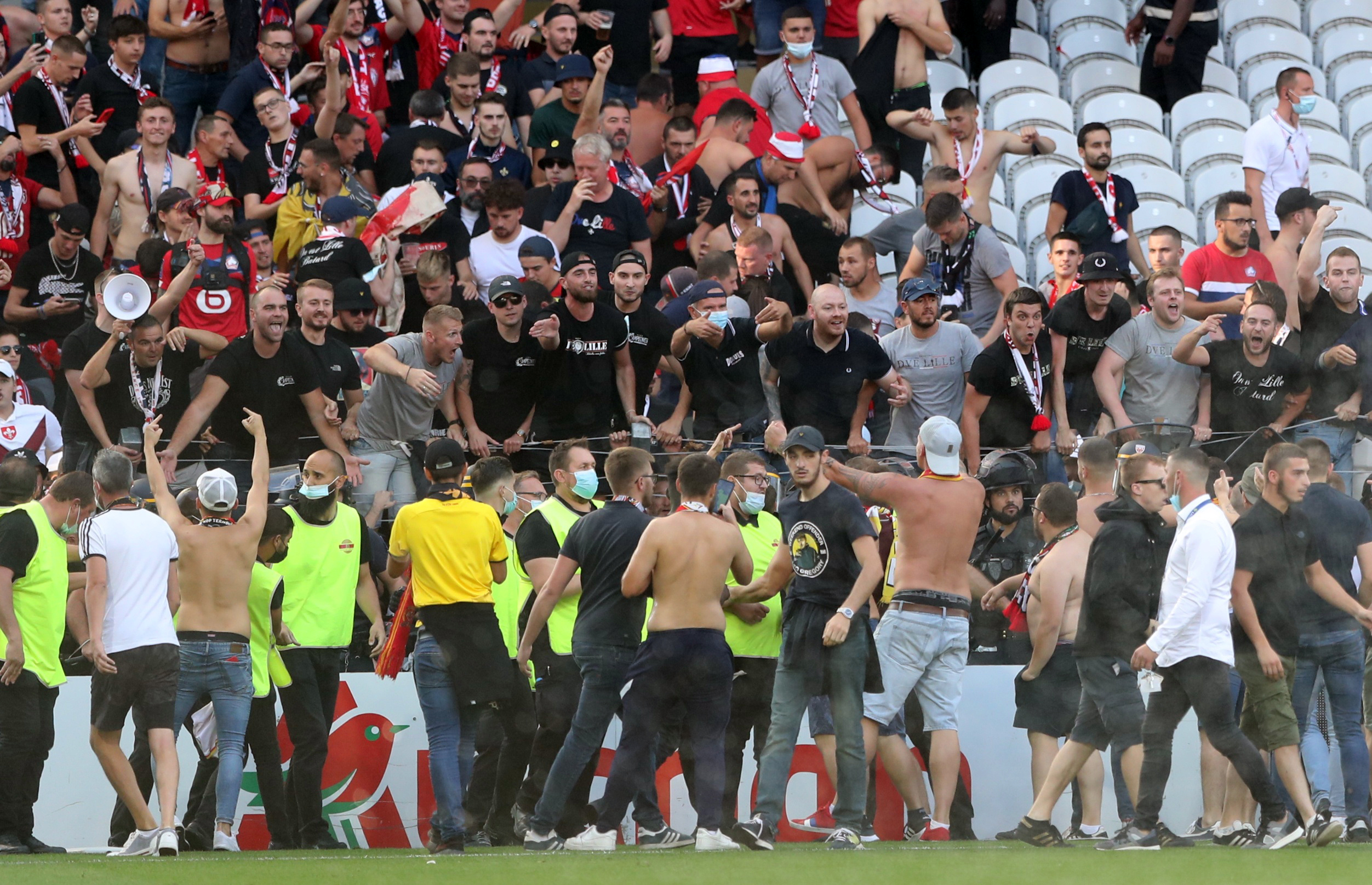 Fransa Ligue 1'de Lens - Lille derbisinde taraftar sahaya indi