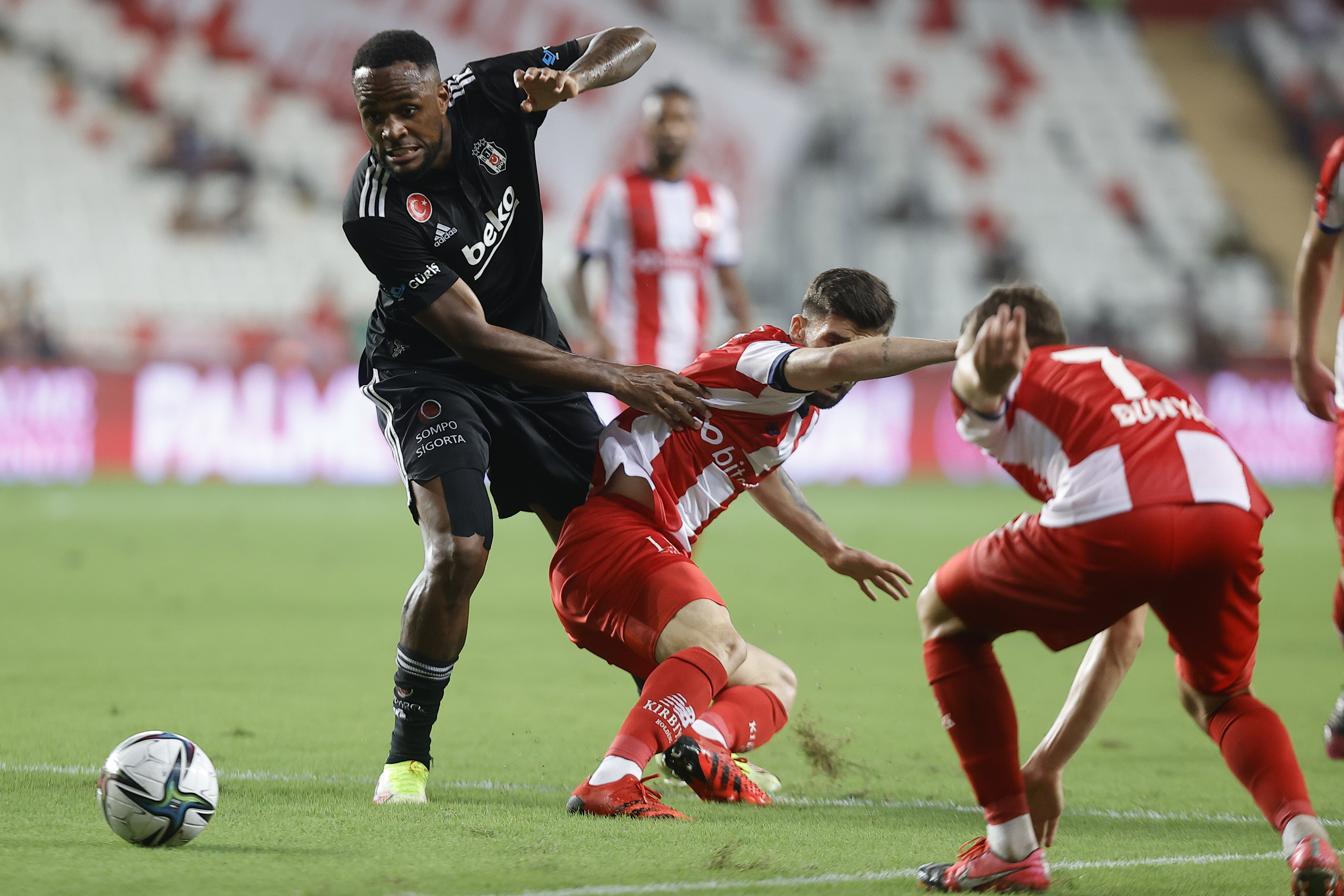 Beşiktaş, deplasmanda Antalyaspor'u 3-2 yendi