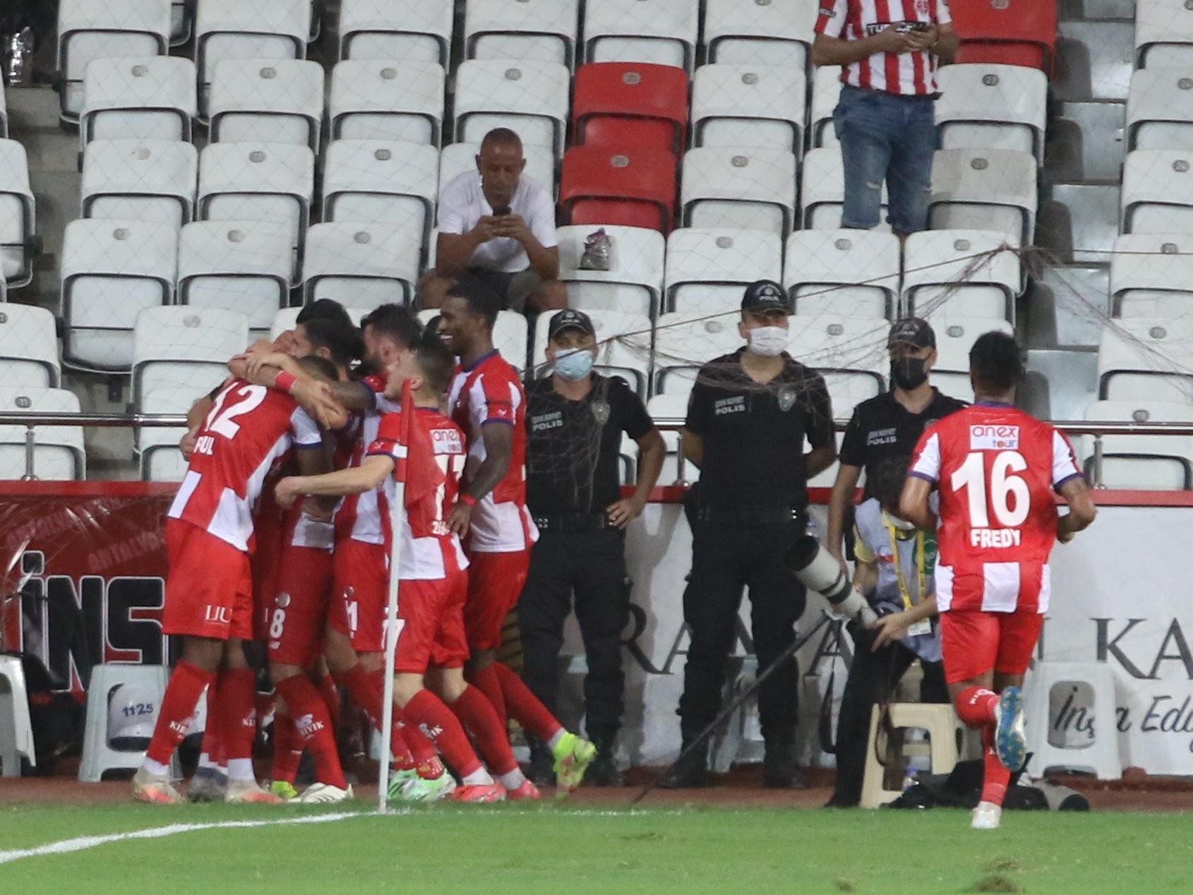 Beşiktaş, deplasmanda Antalyaspor'u 3-2 yendi