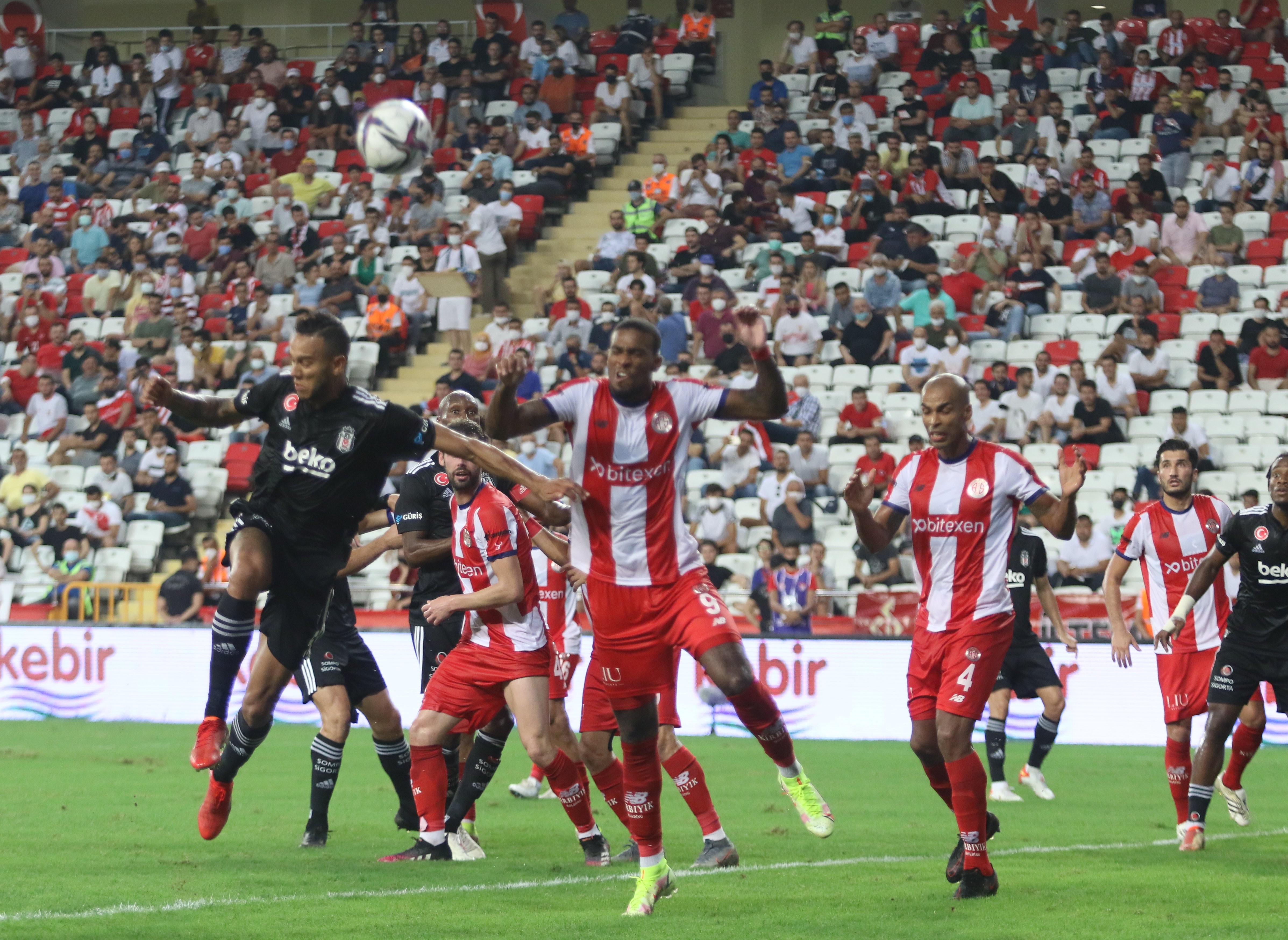 Beşiktaş, deplasmanda Antalyaspor'u 3-2 yendi