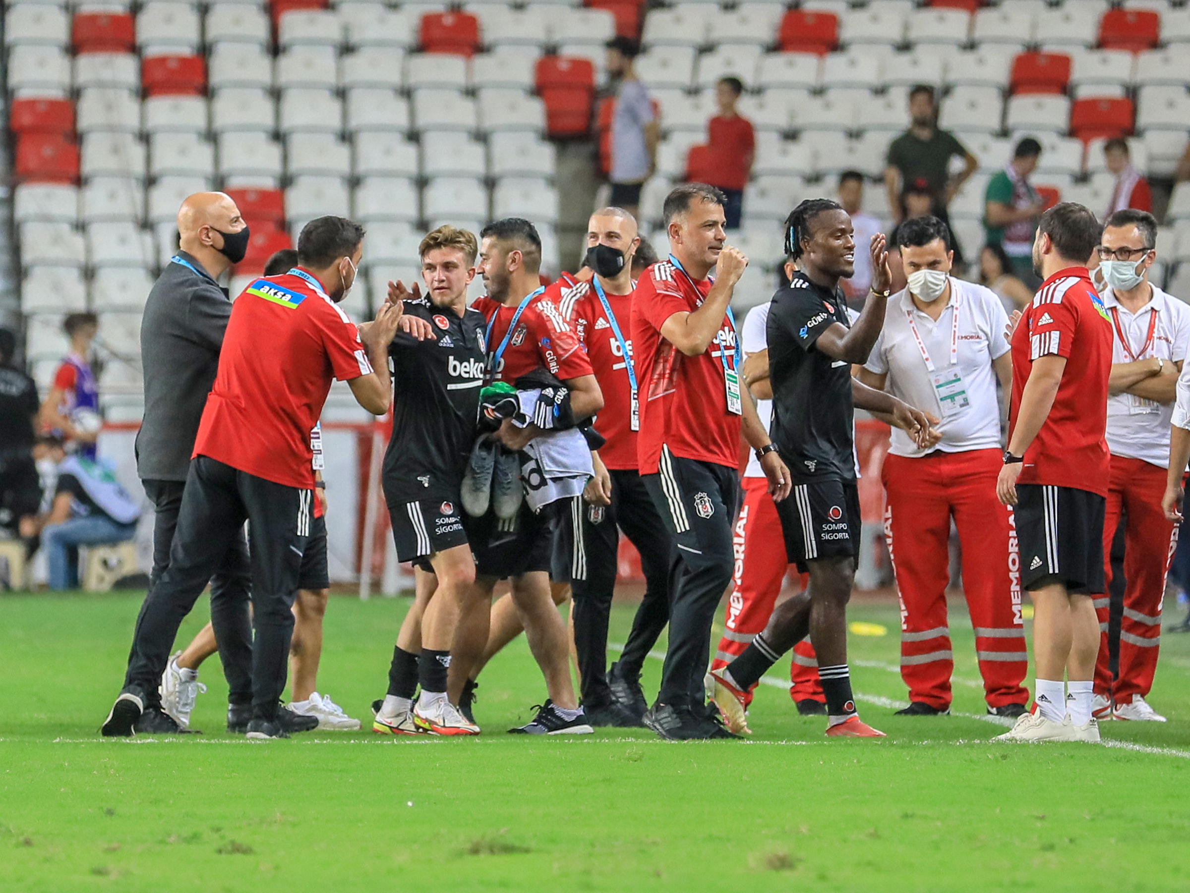 Beşiktaş yöneticisi Umut Şenol'dan eski Antalyaspor başkanına göndermeli paylaşım