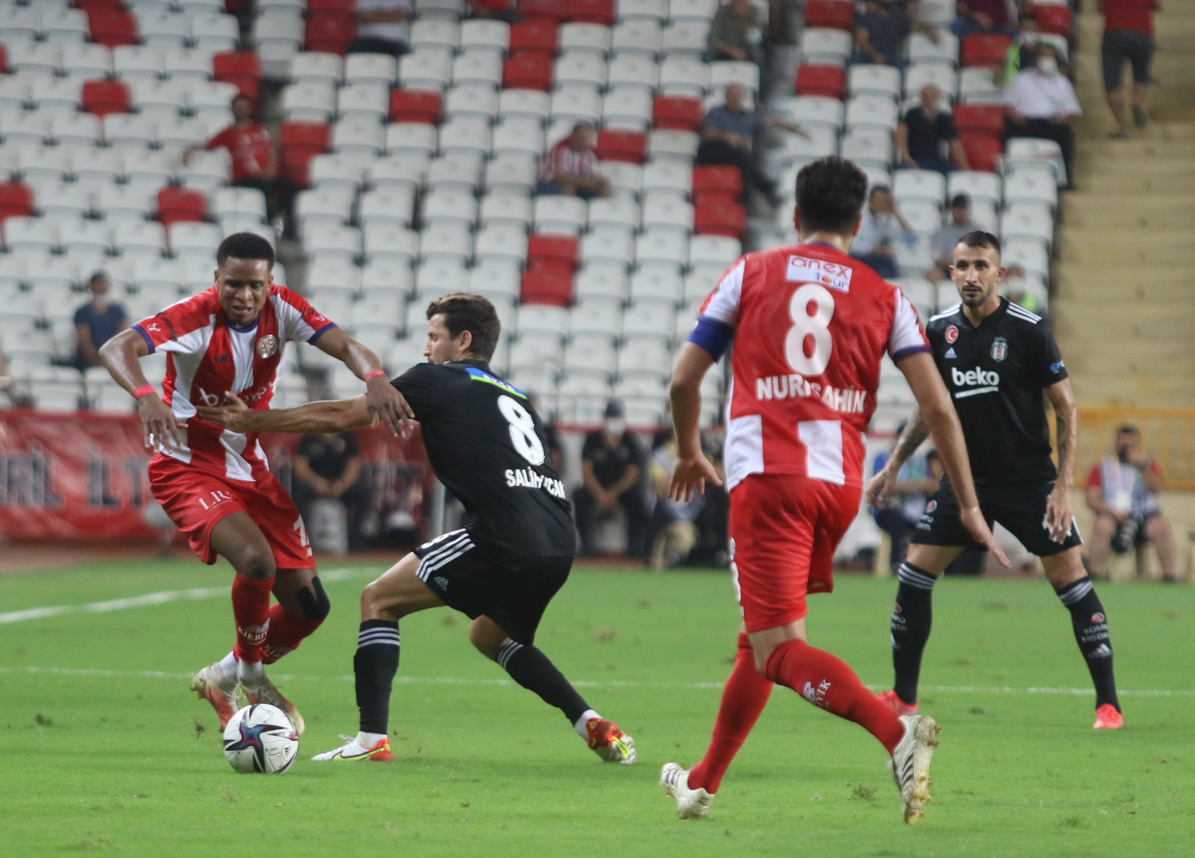 Beşiktaş yöneticisi Umut Şenol'dan eski Antalyaspor başkanına göndermeli paylaşım