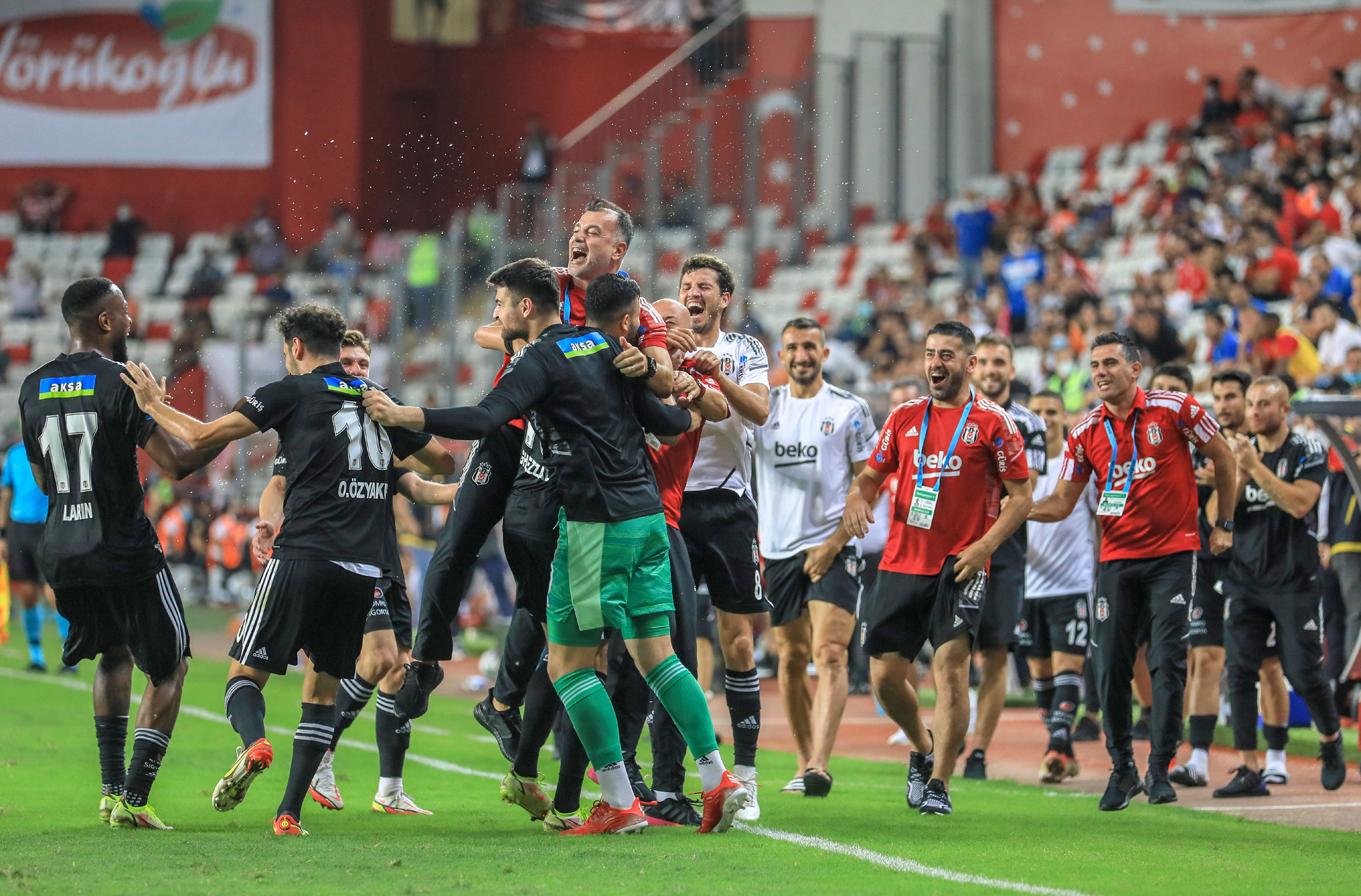 Beşiktaş yöneticisi Umut Şenol'dan eski Antalyaspor başkanına göndermeli paylaşım