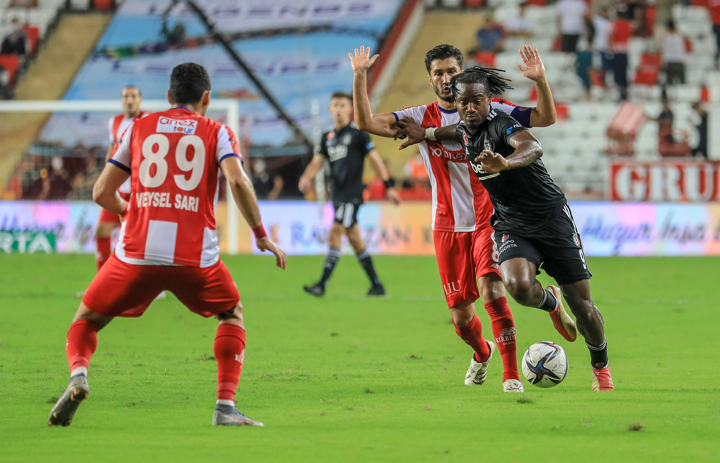 Beşiktaş yöneticisi Umut Şenol'dan eski Antalyaspor başkanına göndermeli paylaşım