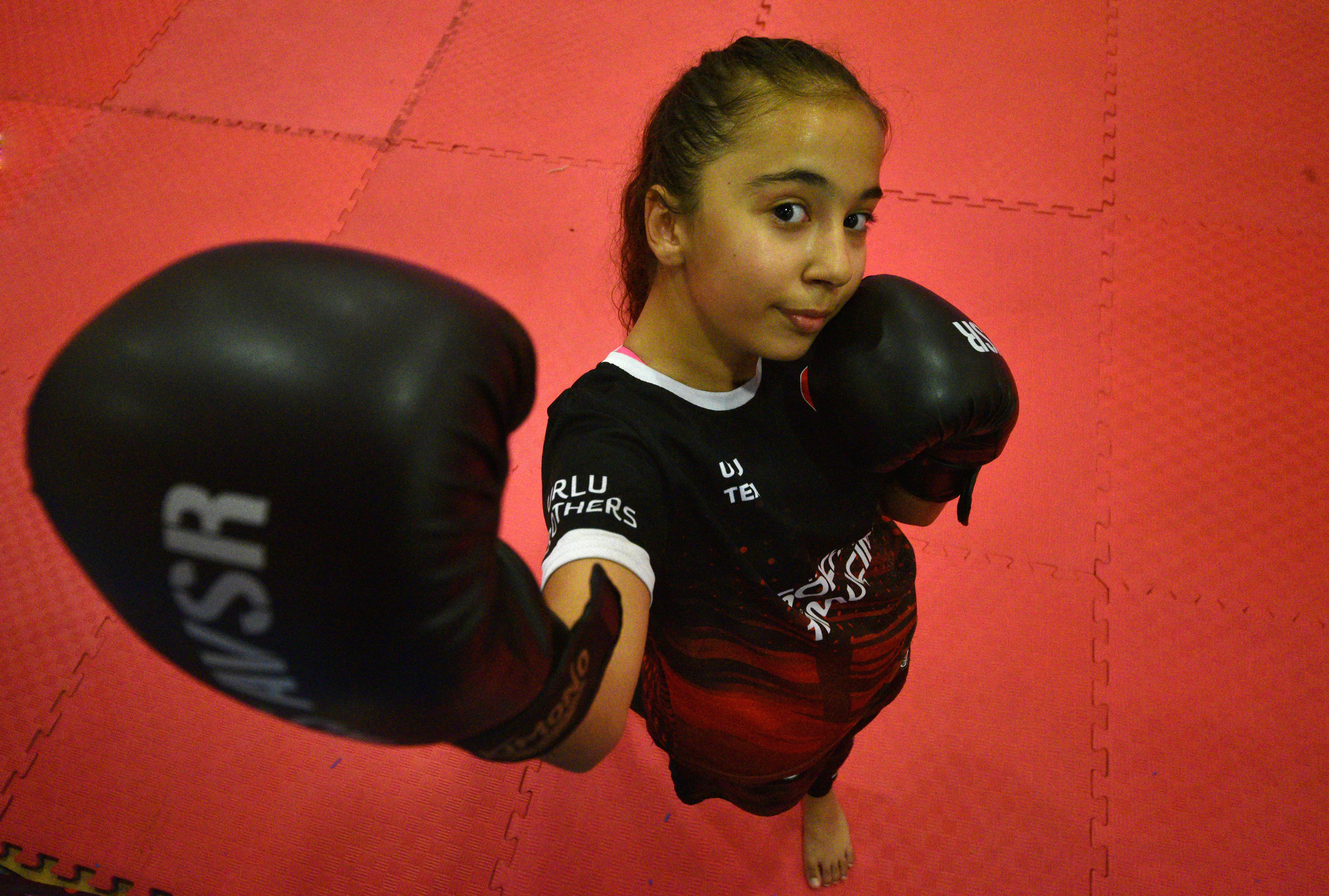 12 yaşındaki Ayşegül Yıldız, muay thai sporunda Avrupa birincisi