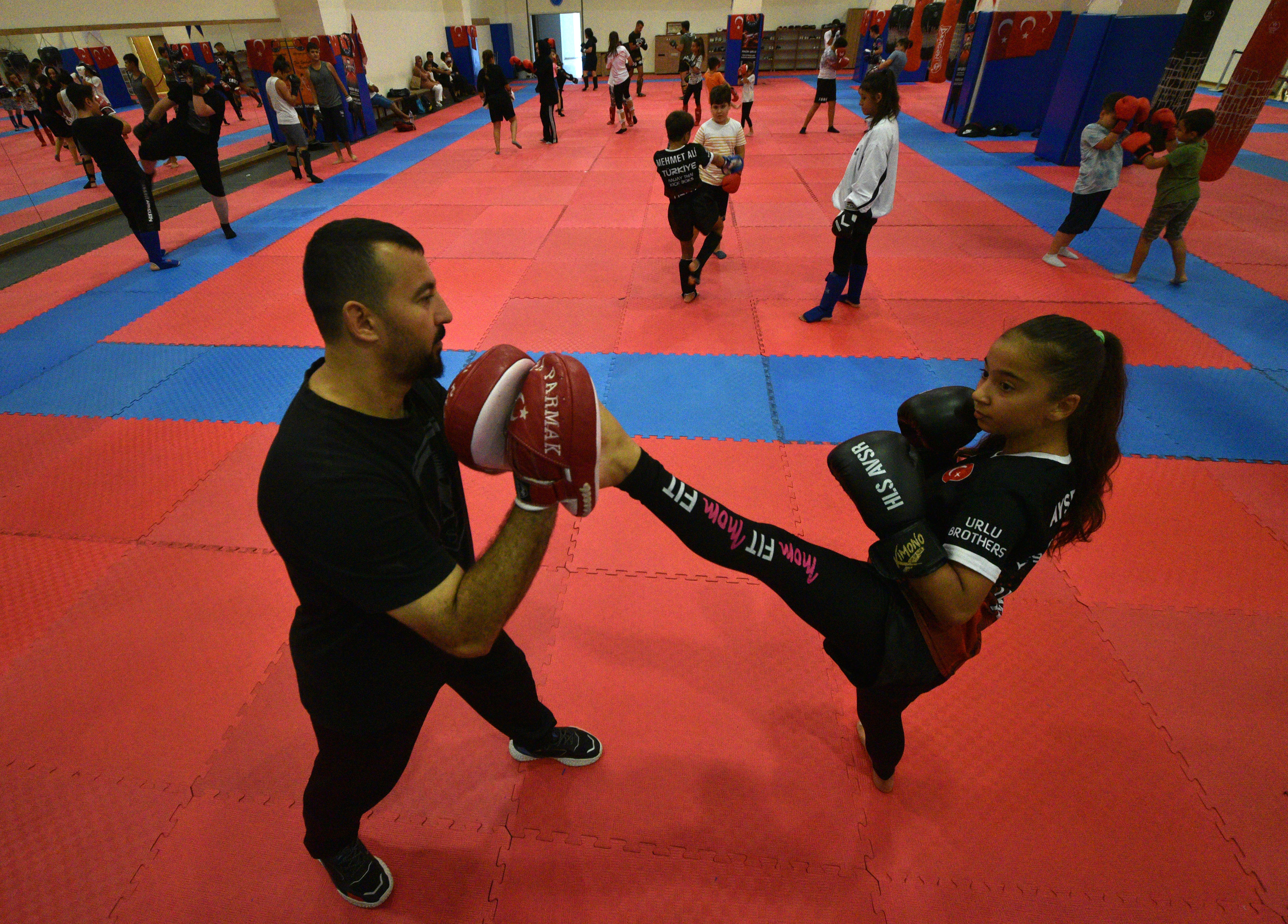 12 yaşındaki Ayşegül Yıldız, muay thai sporunda Avrupa birincisi