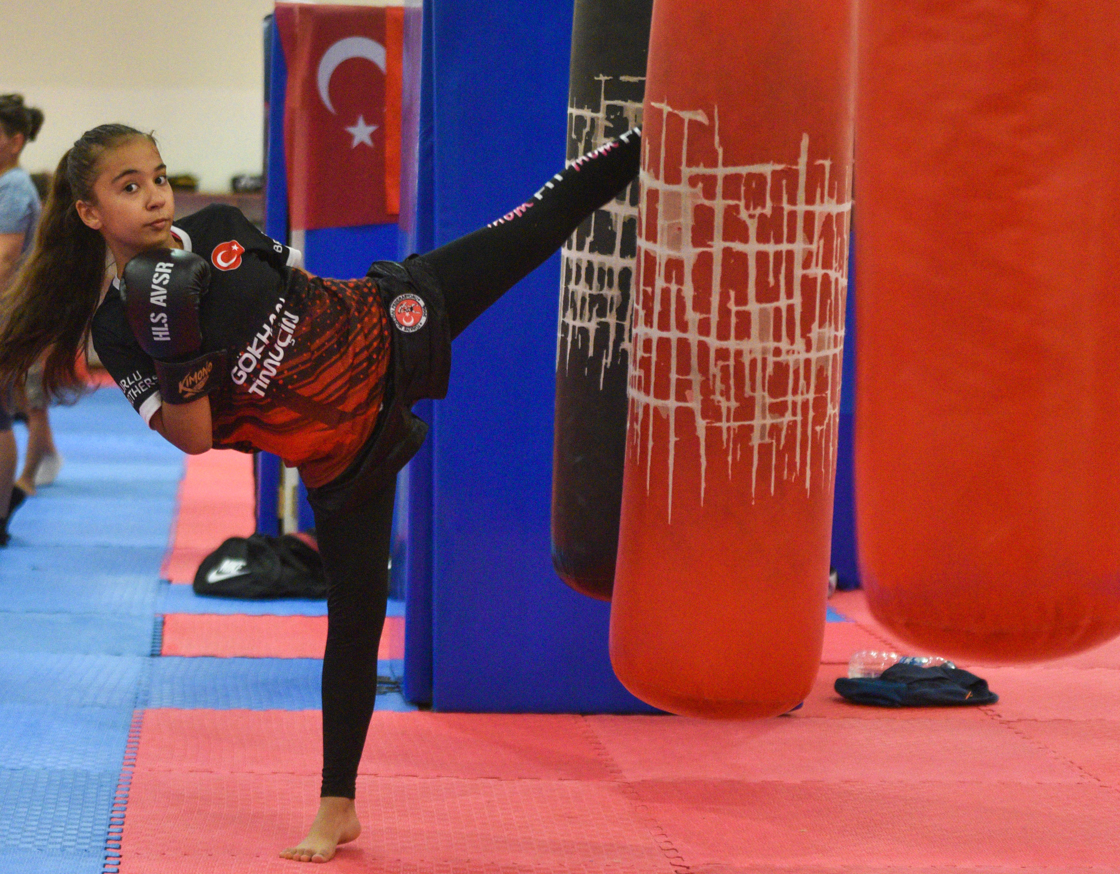 12 yaşındaki Ayşegül Yıldız, muay thai sporunda Avrupa birincisi