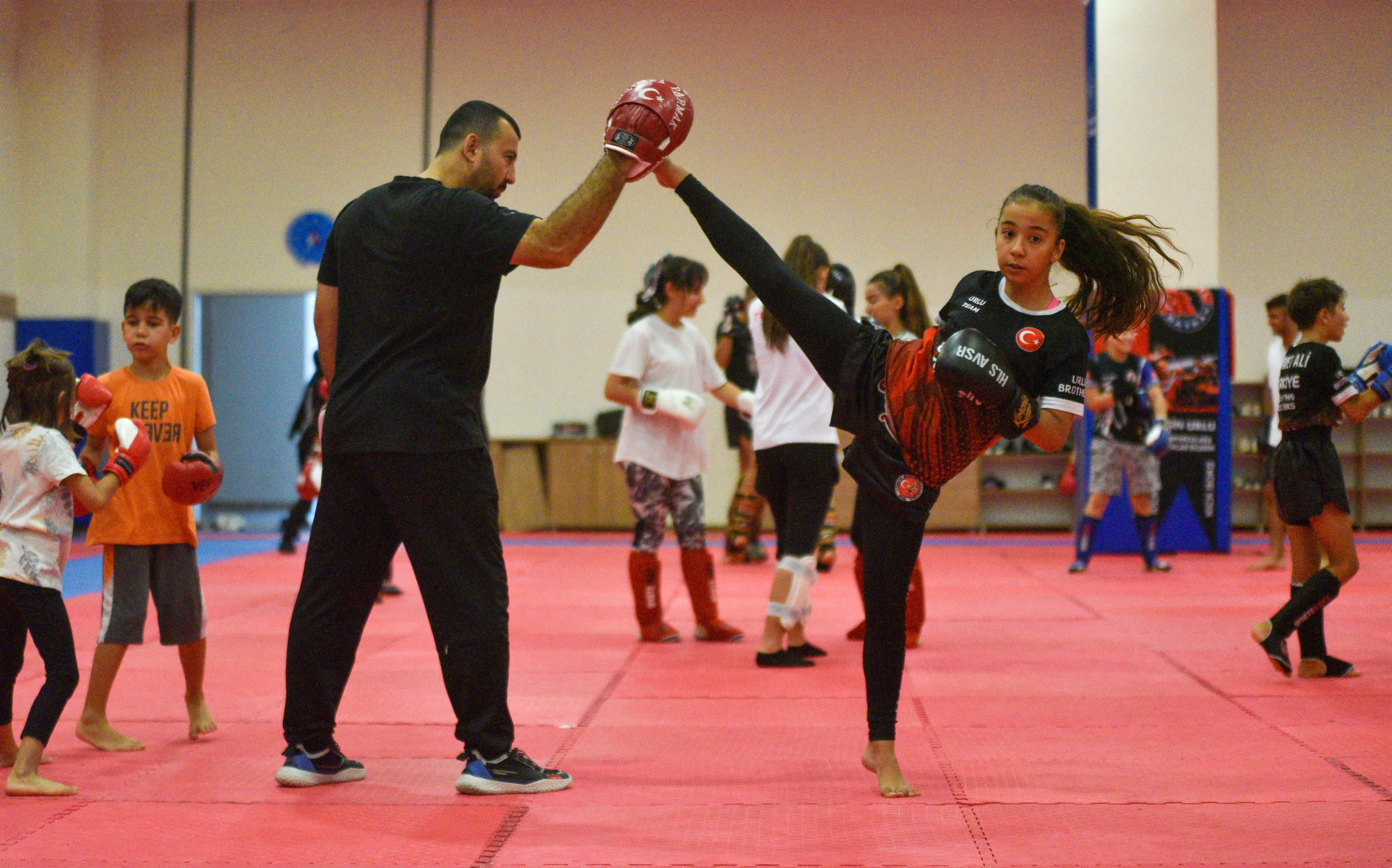 12 yaşındaki Ayşegül Yıldız, muay thai sporunda Avrupa birincisi