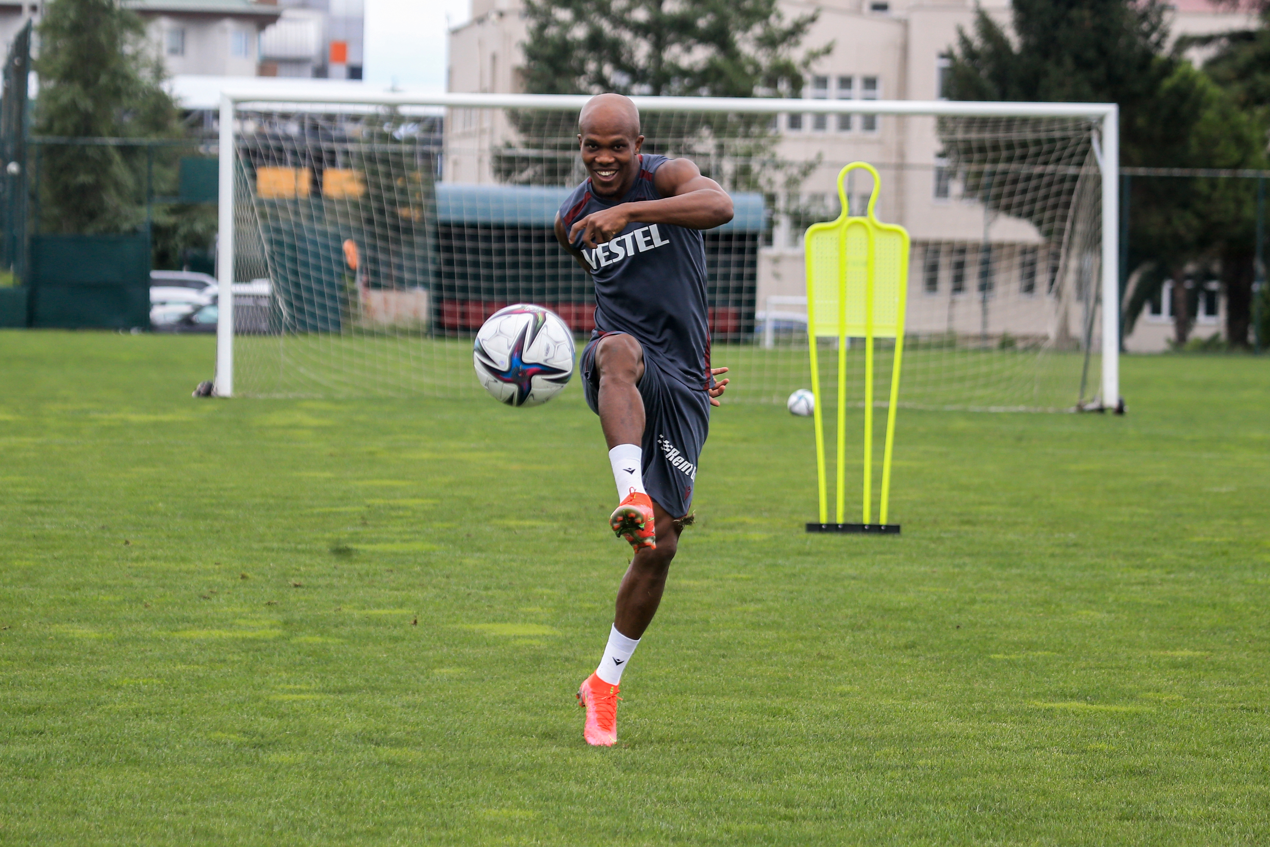 Trabzonsporlular Nwakaeme'nin takımda kalması için kampanya başlattı