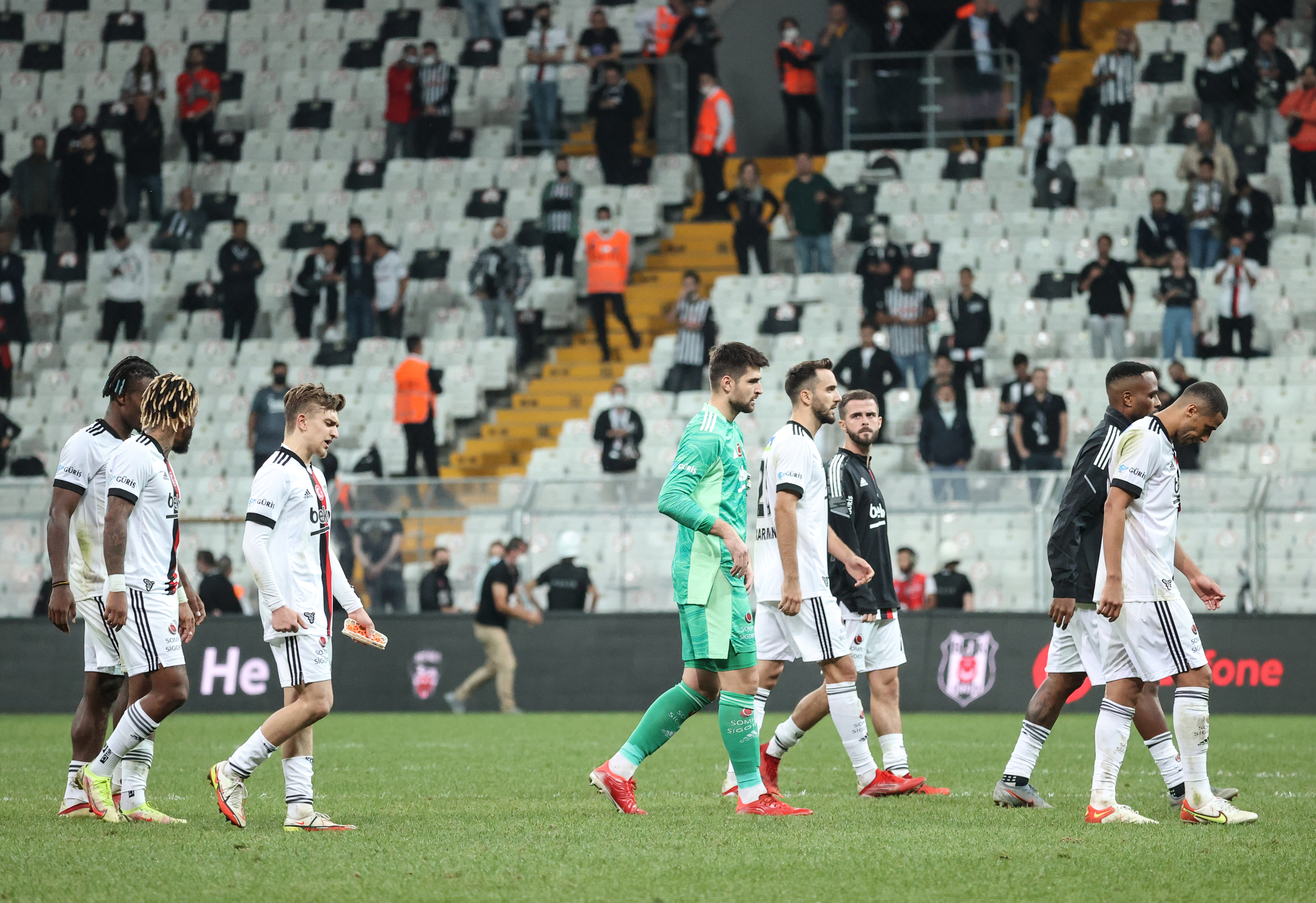 Beşiktaş - Adana Demirspor maçında ortalık birbirine girdi