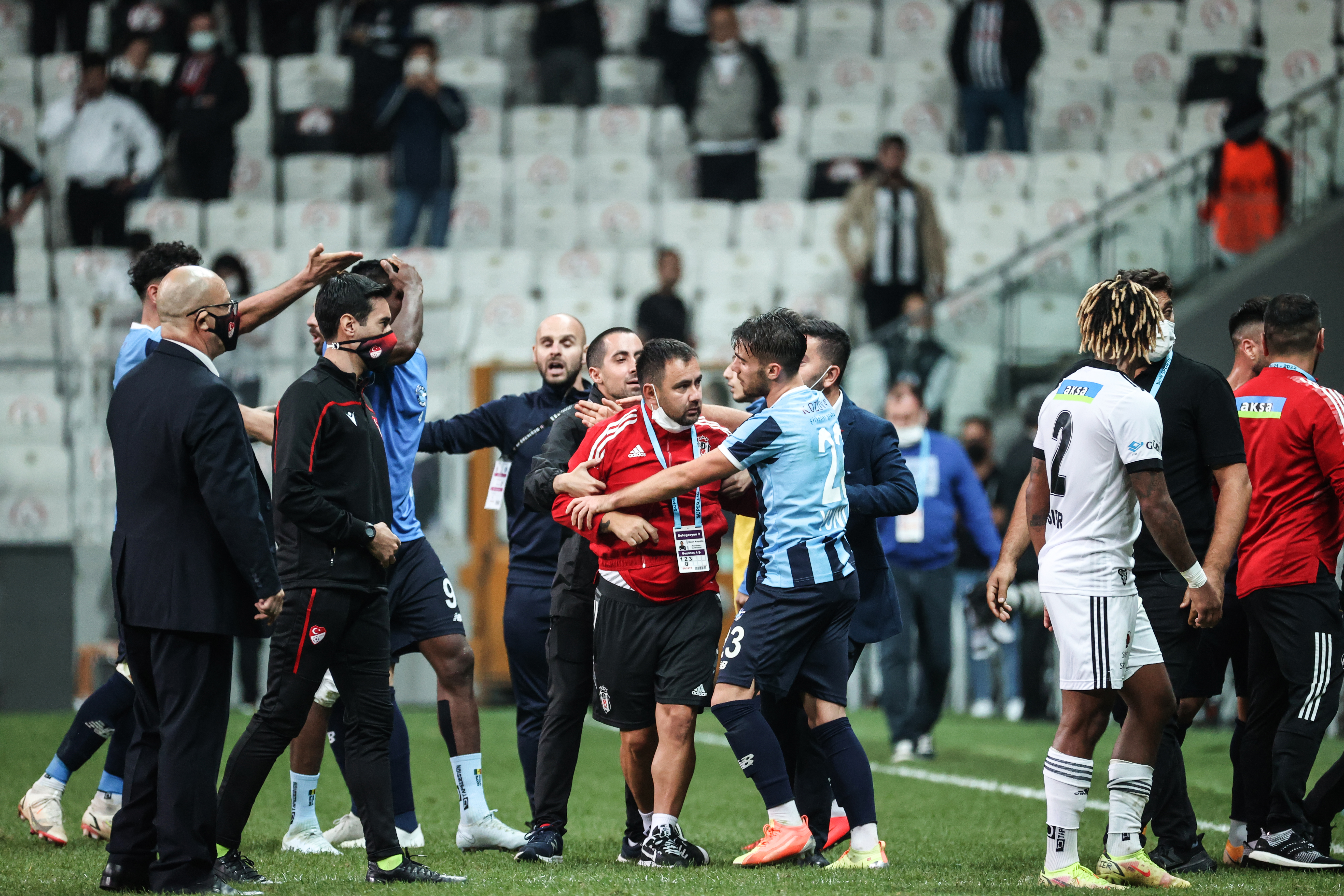 Beşiktaş - Adana Demirspor maçında ortalık birbirine girdi