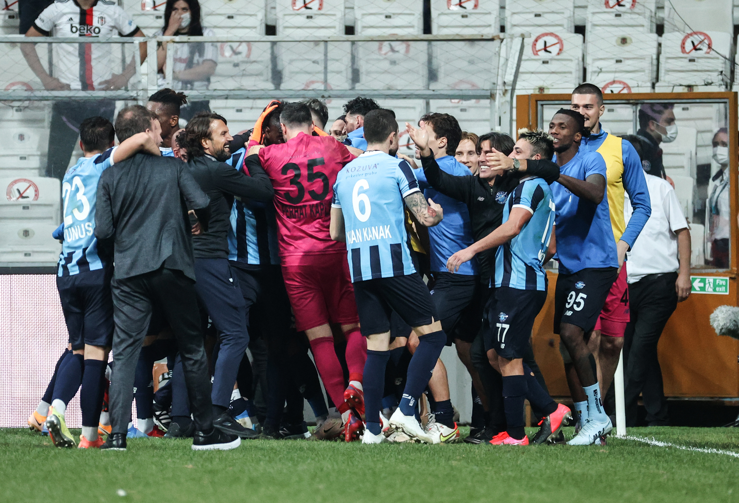 Beşiktaş - Adana Demirspor maçında ortalık birbirine girdi