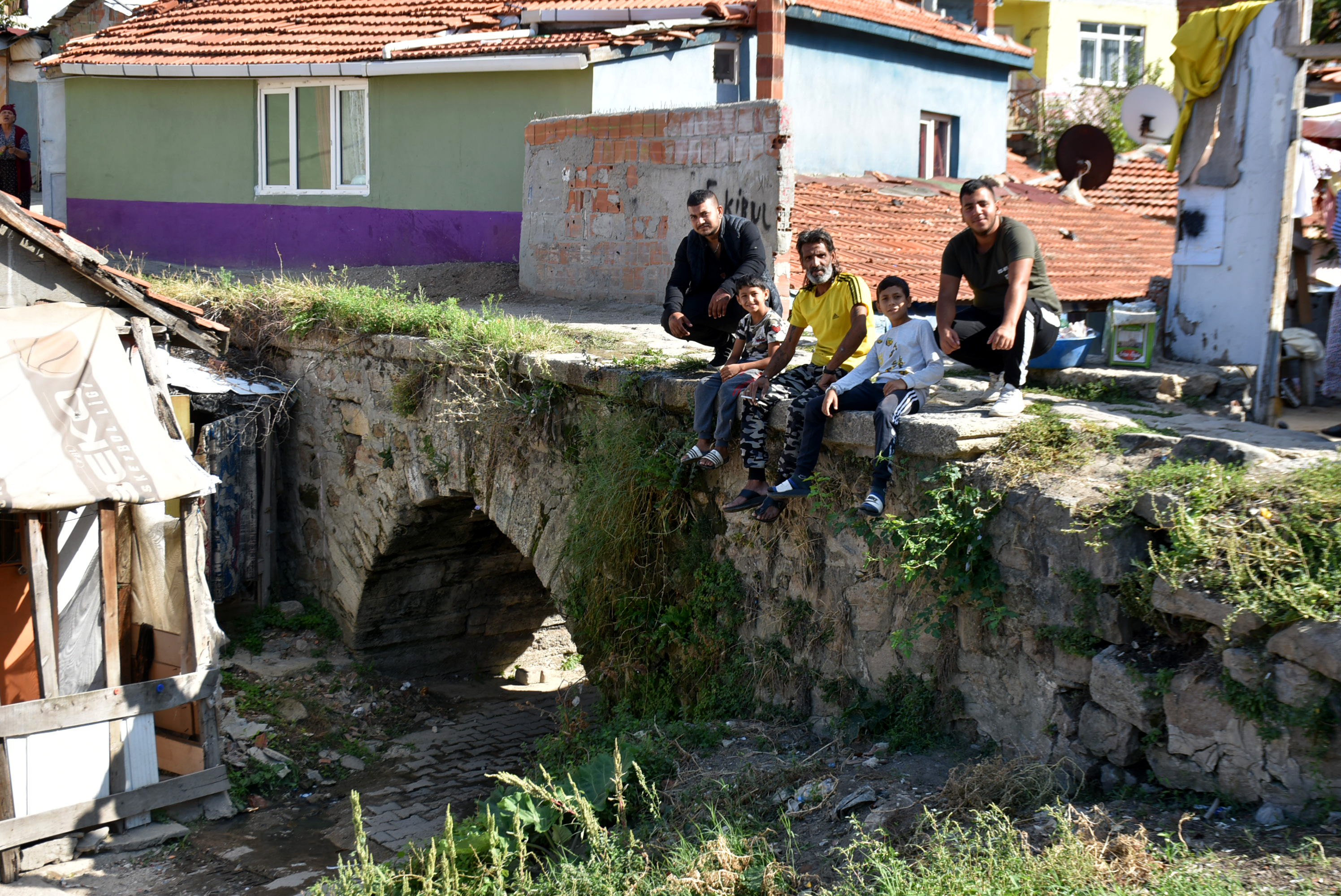 Tarihi Taş Köprü, evler arasında kayboldu