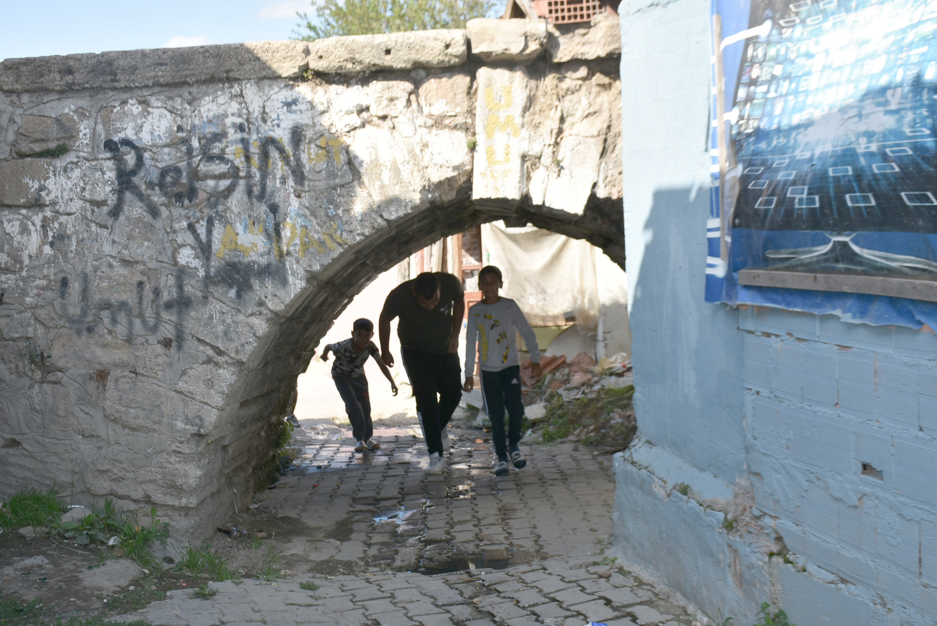 Tarihi Taş Köprü, evler arasında kayboldu