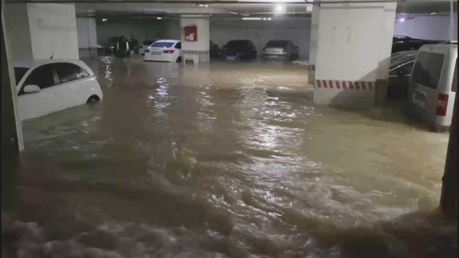 Şebeke borusu patladı, sitenin otoparkını su bastı