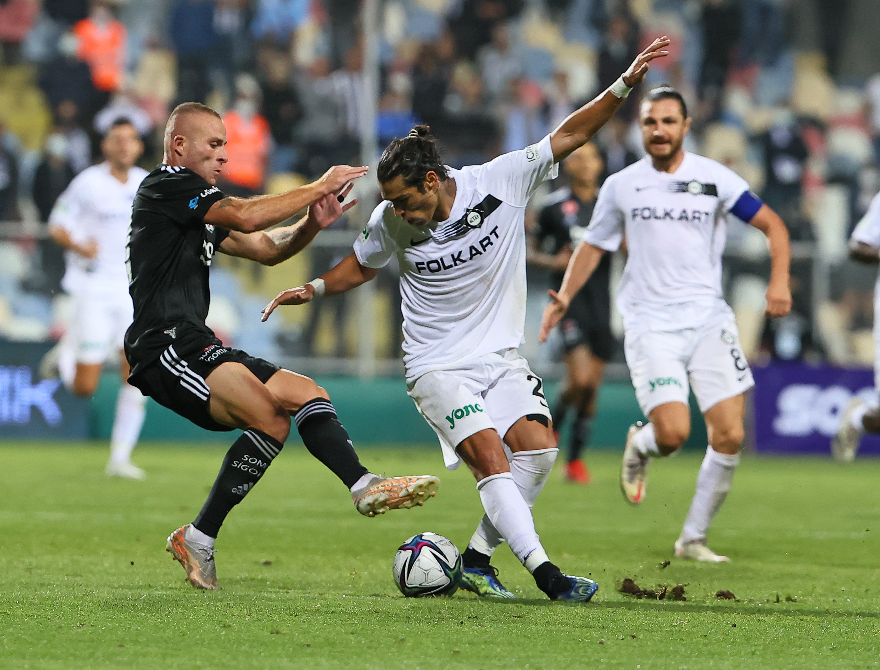 Beşiktaş'ta Gökhan Töre'nin performansı taraftarlarca eleştirildi