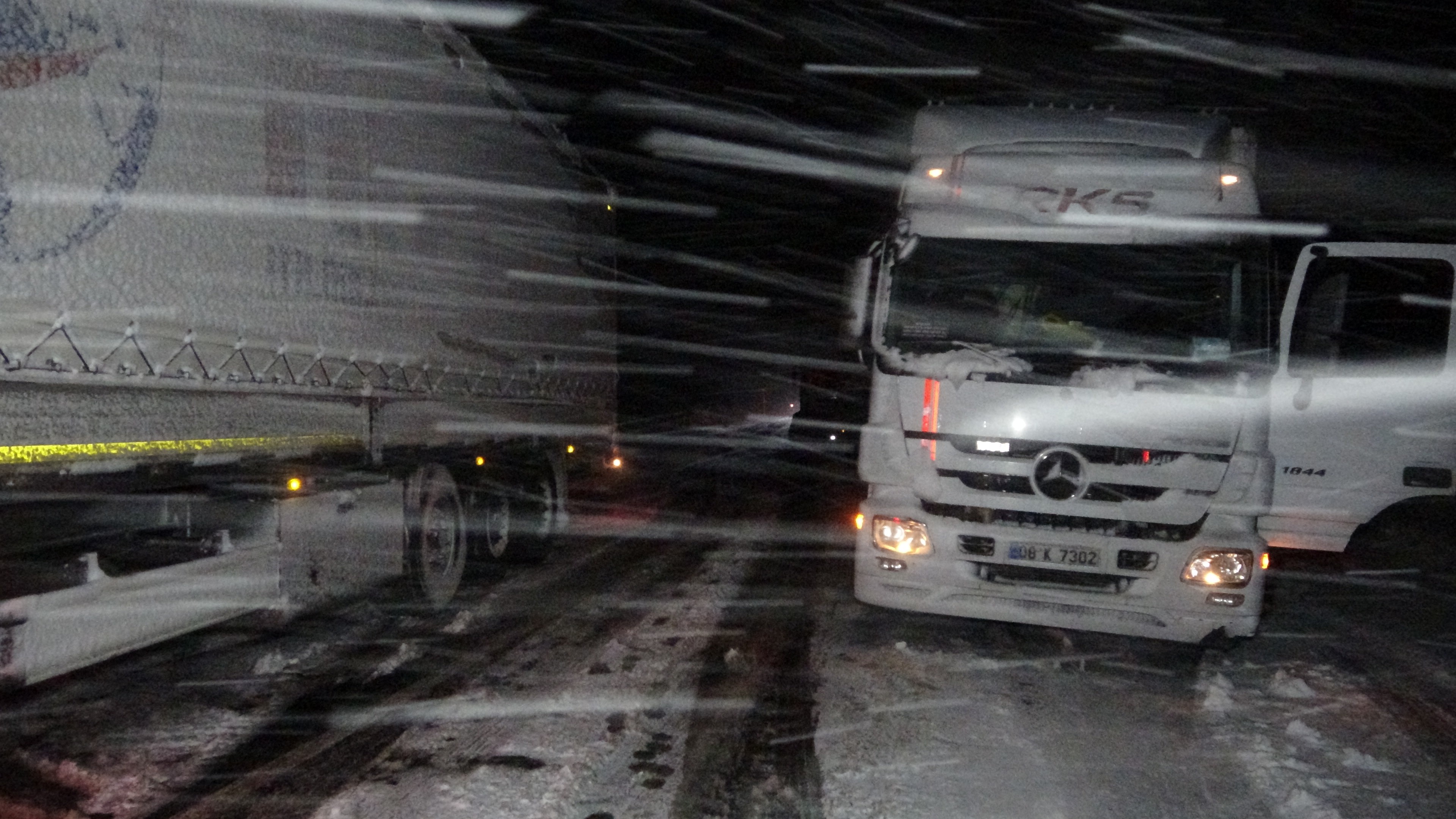 Kış erken geldi! Kar ve tipi bastırdı, yolda kaldılar