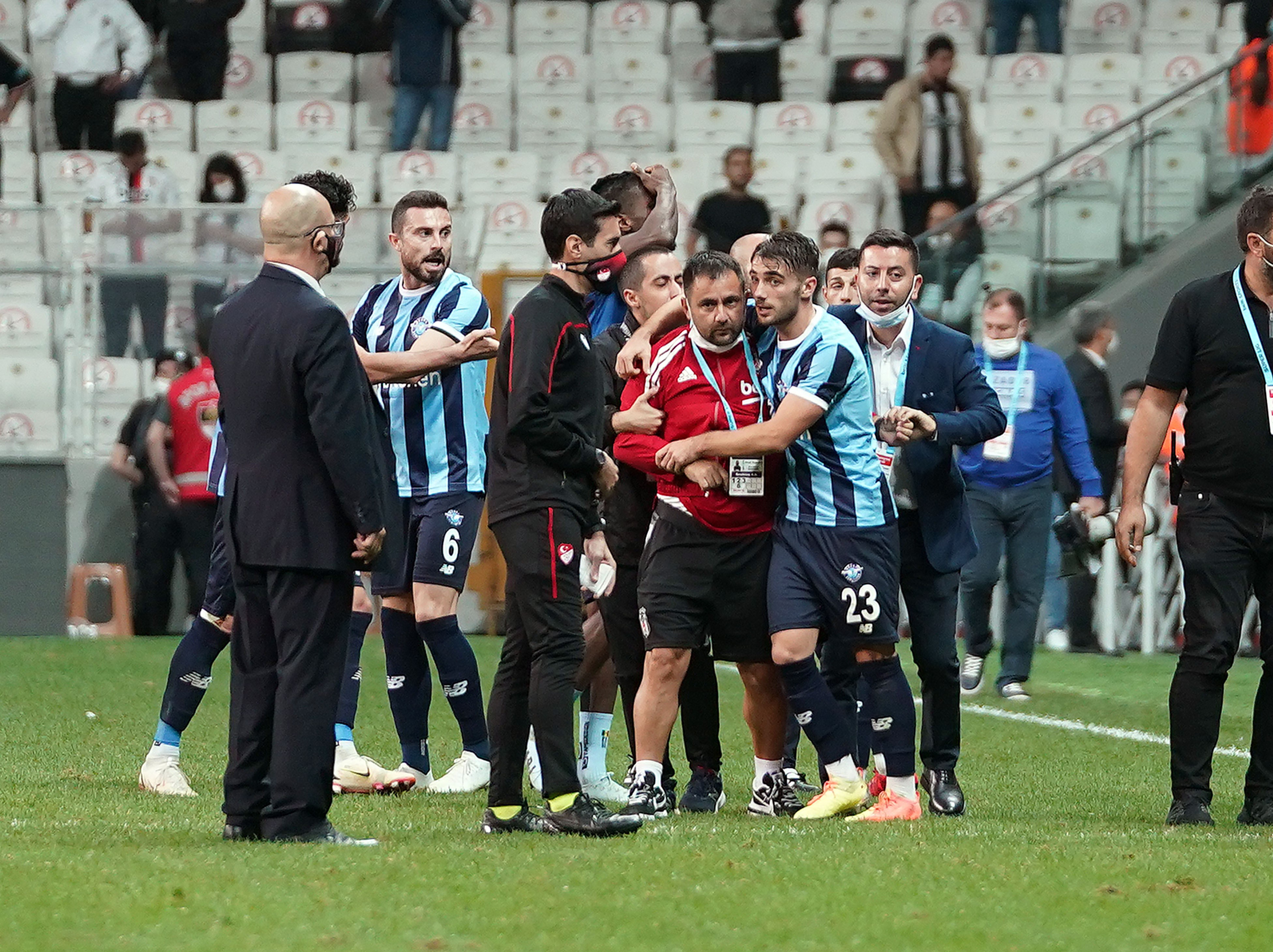 <p>Sergen Yalçın maçtan sonra bu harekete bir anlam veremediğini söylemiş ve yaptığının Balotelli açısından "üzücü" olduğunu ifade etmişti. Beşiktaş ise bir açıklama yaparak ünlü oyuncuyu kınadı ve ceza alması için takipçisi olacağını vurguladı.</p>