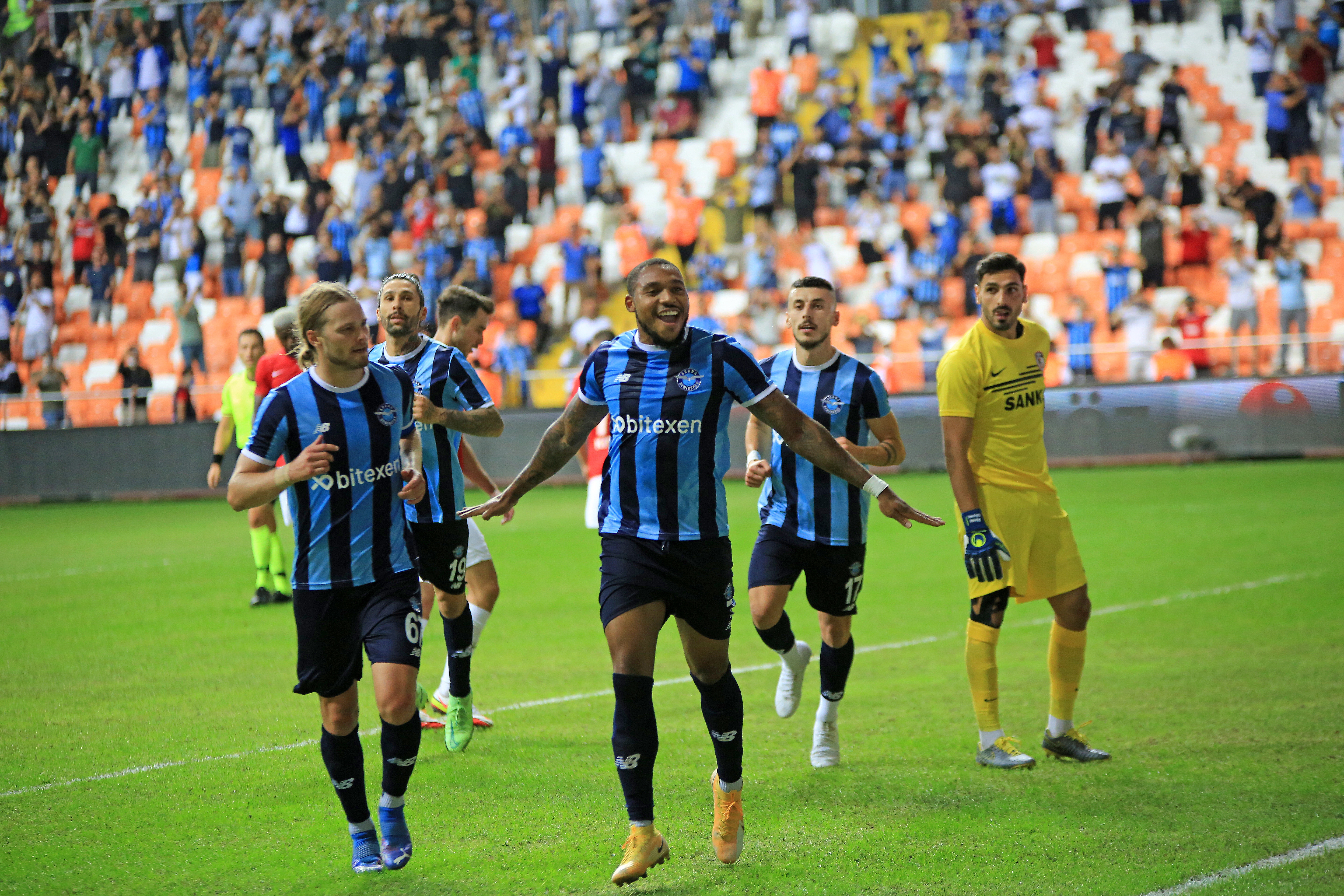 Adana Demirspor taraftarı, Balotelli pankartı astı